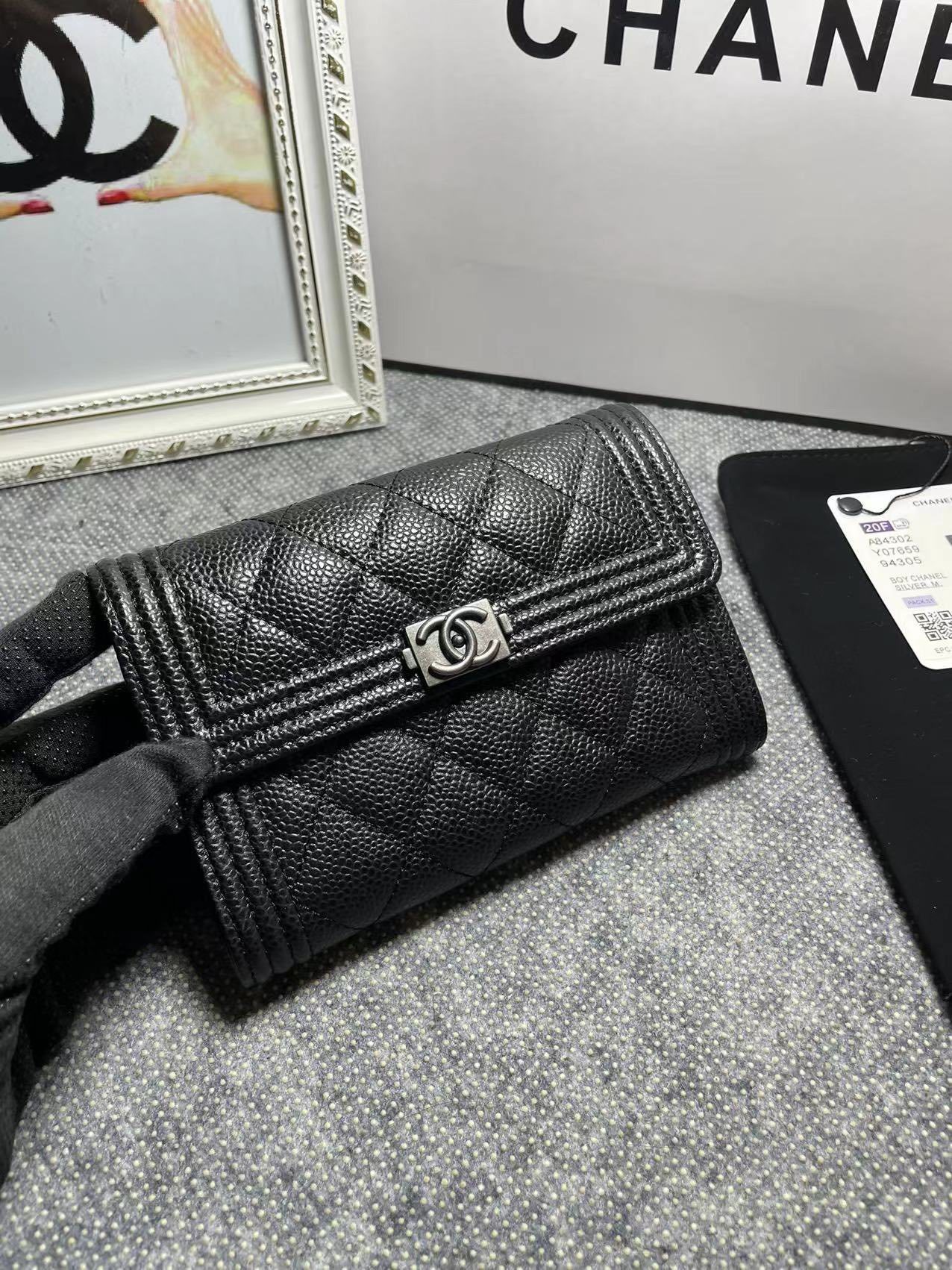 CHANEL。 leboy中号三折钱包💦款号A84302球纹头层牛皮配复古五金、菱格纹路.原单品质