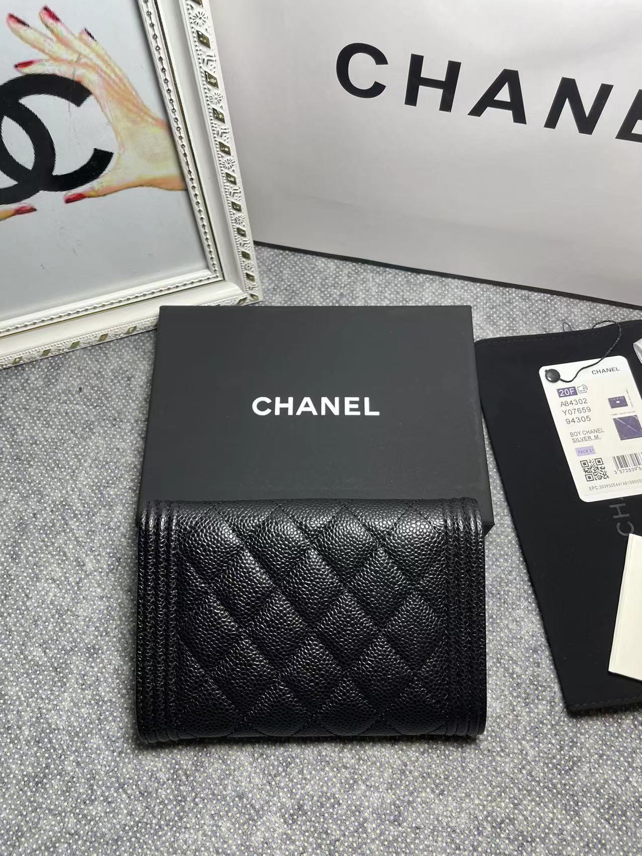 CHANEL。 leboy中号三折钱包💦款号A84302球纹头层牛皮配复古五金、菱格纹路.原单品质