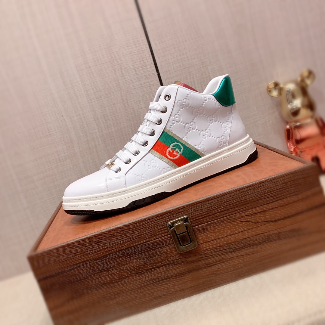 I5 高帮 Gucci  古奇   最新爆款休闲鞋，顶端品牌奢侈～代购，顶级～质量。专柜同卖产品鞋面選用进口透气牛皮搭配材质透气羊皮内里精细做工。原版个性时尚柔软橡膠耐磨防滑大底，上脚轻巧舒适，实物拍摄實物更好看，122广州码: 38-44。2色可选。