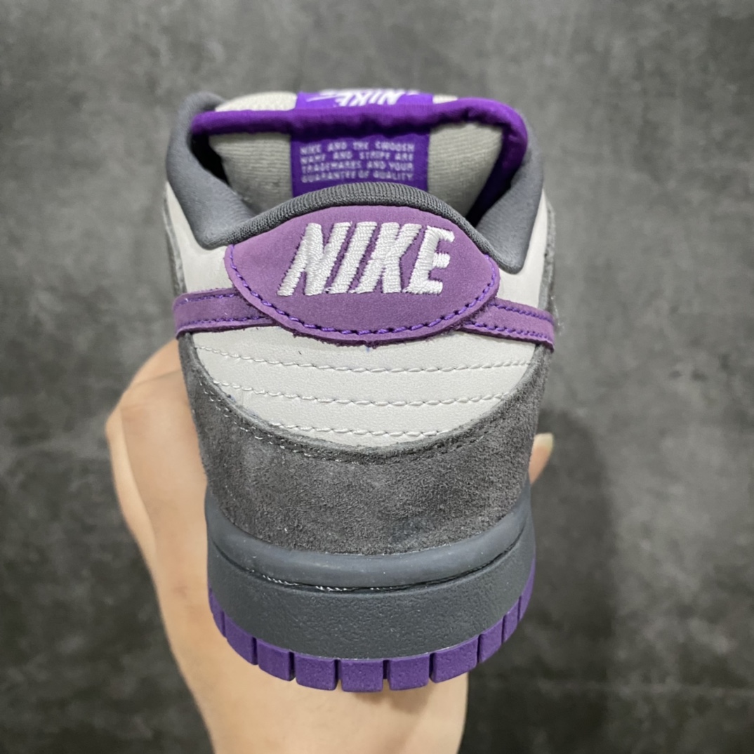 图片[4]-外贸纯原Nike SB Dunk Low Pro \”Purple Pigeon\” 紫鸽子 #原纸板楦头 独家私模大底 全新正确版型 #全鞋面采用原装进口头层 纳帕皮 反毛皮 #原厂百宏织唛舌标 鞋垫内置ZoomAir气垫 #鞋身内收腰线 鞋口开口弧度 五星电绣 一针一线同步正品标准 原厂中底布正确印刷 #鞋头上翘弧度 后跟小山峰弧度 全面升级 玻璃冲床刀模 皮料切割干净无毛边 市场独一无二 外盒鞋标内置芯片感应 鞋盒 鞋带 防尘纸 一切细节遵循公司货完美打造 这里仅对比原鞋 独家实拍 区别市面一切版本！ 鞋面采用了鸽灰色麂皮搭配紫色swoosh以及大底，鞋垫还印有如同\”Ash / Aqua Chalk\”一样的James Arizumi特质方格图案全身麂皮质感 货号：304292-051 尺码：36 36.5 37.5 38 38.5 39 40 40.5 41 42 42.5 43 44 45 46 47.5-选品中心