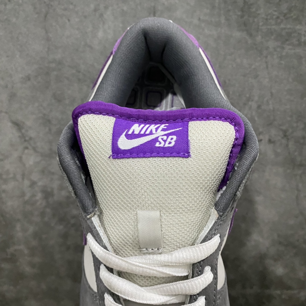 图片[8]-外贸纯原Nike SB Dunk Low Pro \”Purple Pigeon\” 紫鸽子 #原纸板楦头 独家私模大底 全新正确版型 #全鞋面采用原装进口头层 纳帕皮 反毛皮 #原厂百宏织唛舌标 鞋垫内置ZoomAir气垫 #鞋身内收腰线 鞋口开口弧度 五星电绣 一针一线同步正品标准 原厂中底布正确印刷 #鞋头上翘弧度 后跟小山峰弧度 全面升级 玻璃冲床刀模 皮料切割干净无毛边 市场独一无二 外盒鞋标内置芯片感应 鞋盒 鞋带 防尘纸 一切细节遵循公司货完美打造 这里仅对比原鞋 独家实拍 区别市面一切版本！ 鞋面采用了鸽灰色麂皮搭配紫色swoosh以及大底，鞋垫还印有如同\”Ash / Aqua Chalk\”一样的James Arizumi特质方格图案全身麂皮质感 货号：304292-051 尺码：36 36.5 37.5 38 38.5 39 40 40.5 41 42 42.5 43 44 45 46 47.5-选品中心