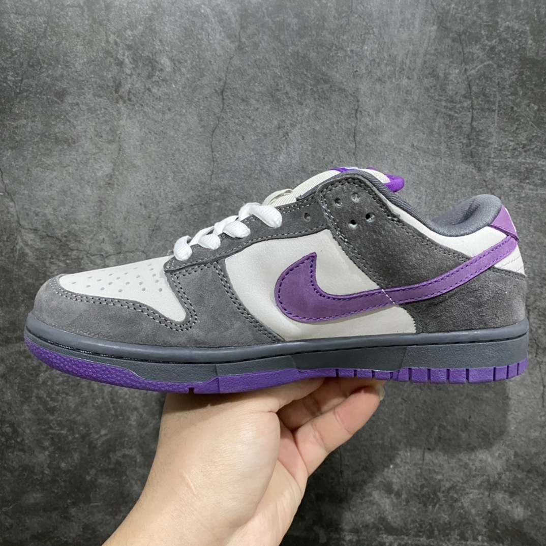 图片[2]-外贸纯原Nike SB Dunk Low Pro \”Purple Pigeon\” 紫鸽子 #原纸板楦头 独家私模大底 全新正确版型 #全鞋面采用原装进口头层 纳帕皮 反毛皮 #原厂百宏织唛舌标 鞋垫内置ZoomAir气垫 #鞋身内收腰线 鞋口开口弧度 五星电绣 一针一线同步正品标准 原厂中底布正确印刷 #鞋头上翘弧度 后跟小山峰弧度 全面升级 玻璃冲床刀模 皮料切割干净无毛边 市场独一无二 外盒鞋标内置芯片感应 鞋盒 鞋带 防尘纸 一切细节遵循公司货完美打造 这里仅对比原鞋 独家实拍 区别市面一切版本！ 鞋面采用了鸽灰色麂皮搭配紫色swoosh以及大底，鞋垫还印有如同\”Ash / Aqua Chalk\”一样的James Arizumi特质方格图案全身麂皮质感 货号：304292-051 尺码：36 36.5 37.5 38 38.5 39 40 40.5 41 42 42.5 43 44 45 46 47.5-选品中心