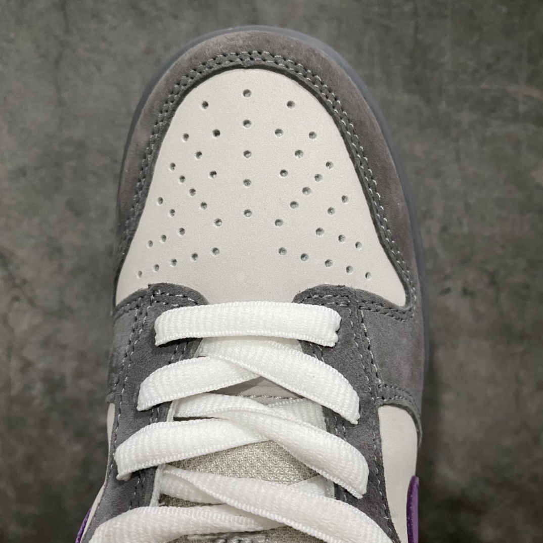 图片[5]-外贸纯原Nike SB Dunk Low Pro \”Purple Pigeon\” 紫鸽子 #原纸板楦头 独家私模大底 全新正确版型 #全鞋面采用原装进口头层 纳帕皮 反毛皮 #原厂百宏织唛舌标 鞋垫内置ZoomAir气垫 #鞋身内收腰线 鞋口开口弧度 五星电绣 一针一线同步正品标准 原厂中底布正确印刷 #鞋头上翘弧度 后跟小山峰弧度 全面升级 玻璃冲床刀模 皮料切割干净无毛边 市场独一无二 外盒鞋标内置芯片感应 鞋盒 鞋带 防尘纸 一切细节遵循公司货完美打造 这里仅对比原鞋 独家实拍 区别市面一切版本！ 鞋面采用了鸽灰色麂皮搭配紫色swoosh以及大底，鞋垫还印有如同\”Ash / Aqua Chalk\”一样的James Arizumi特质方格图案全身麂皮质感 货号：304292-051 尺码：36 36.5 37.5 38 38.5 39 40 40.5 41 42 42.5 43 44 45 46 47.5-选品中心