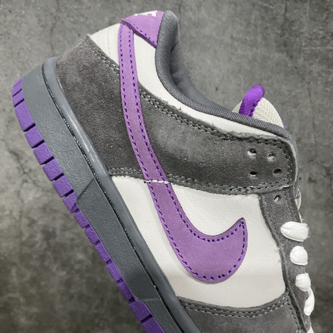 图片[7]-外贸纯原Nike SB Dunk Low Pro \”Purple Pigeon\” 紫鸽子 #原纸板楦头 独家私模大底 全新正确版型 #全鞋面采用原装进口头层 纳帕皮 反毛皮 #原厂百宏织唛舌标 鞋垫内置ZoomAir气垫 #鞋身内收腰线 鞋口开口弧度 五星电绣 一针一线同步正品标准 原厂中底布正确印刷 #鞋头上翘弧度 后跟小山峰弧度 全面升级 玻璃冲床刀模 皮料切割干净无毛边 市场独一无二 外盒鞋标内置芯片感应 鞋盒 鞋带 防尘纸 一切细节遵循公司货完美打造 这里仅对比原鞋 独家实拍 区别市面一切版本！ 鞋面采用了鸽灰色麂皮搭配紫色swoosh以及大底，鞋垫还印有如同\”Ash / Aqua Chalk\”一样的James Arizumi特质方格图案全身麂皮质感 货号：304292-051 尺码：36 36.5 37.5 38 38.5 39 40 40.5 41 42 42.5 43 44 45 46 47.5-选品中心