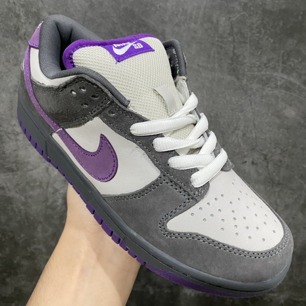 图片[3]-外贸纯原Nike SB Dunk Low Pro \”Purple Pigeon\” 紫鸽子 #原纸板楦头 独家私模大底 全新正确版型 #全鞋面采用原装进口头层 纳帕皮 反毛皮 #原厂百宏织唛舌标 鞋垫内置ZoomAir气垫 #鞋身内收腰线 鞋口开口弧度 五星电绣 一针一线同步正品标准 原厂中底布正确印刷 #鞋头上翘弧度 后跟小山峰弧度 全面升级 玻璃冲床刀模 皮料切割干净无毛边 市场独一无二 外盒鞋标内置芯片感应 鞋盒 鞋带 防尘纸 一切细节遵循公司货完美打造 这里仅对比原鞋 独家实拍 区别市面一切版本！ 鞋面采用了鸽灰色麂皮搭配紫色swoosh以及大底，鞋垫还印有如同\”Ash / Aqua Chalk\”一样的James Arizumi特质方格图案全身麂皮质感 货号：304292-051 尺码：36 36.5 37.5 38 38.5 39 40 40.5 41 42 42.5 43 44 45 46 47.5-选品中心
