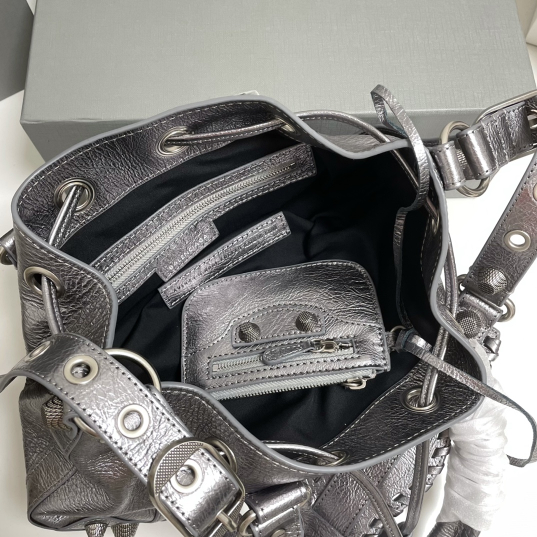 Balenciaga Classic Handcrafted Luxury Leather Shoulder Bag Ref.574F8C9F 9