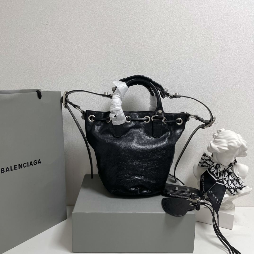 Balenciaga Classic Handcrafted Luxury Leather Shoulder Bag Ref.5C7C99C1 2