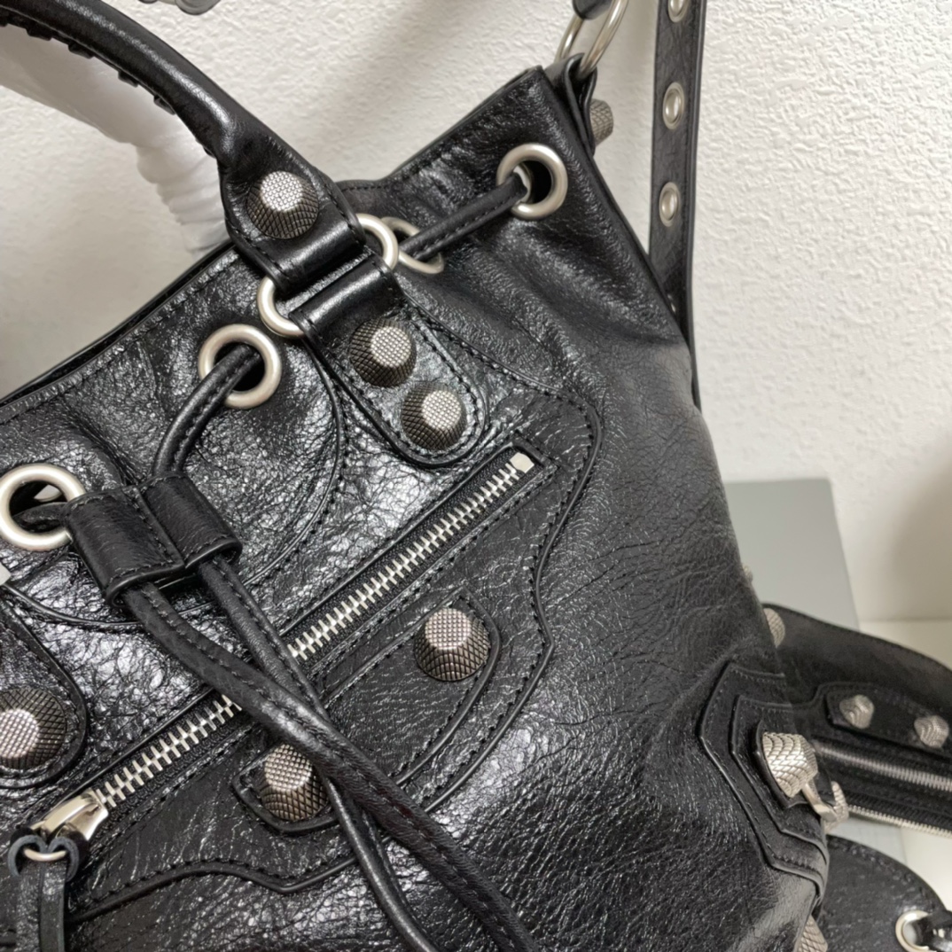 Balenciaga Classic Handcrafted Luxury Leather Shoulder Bag Ref.5C7C99C1 4