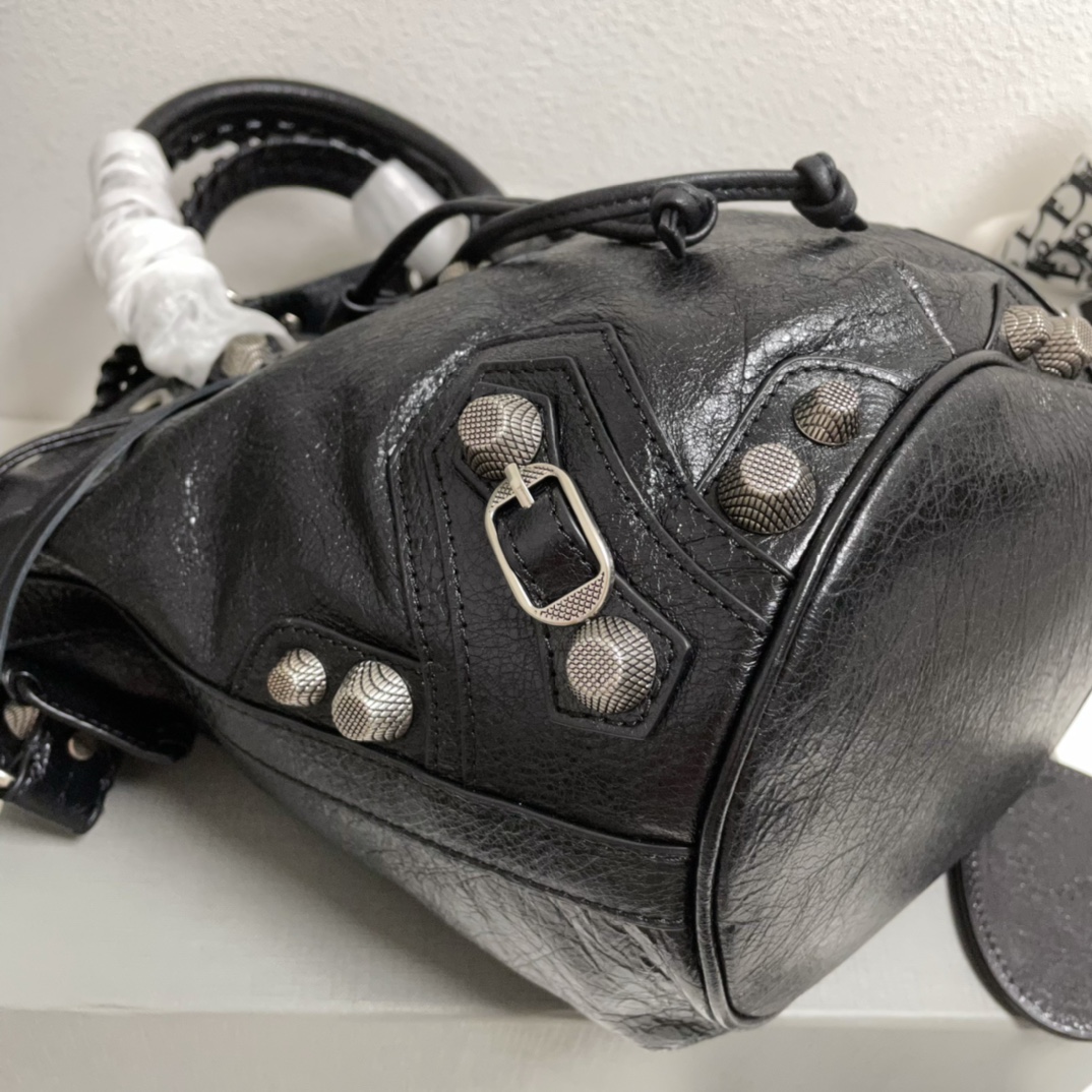 Balenciaga Classic Handcrafted Luxury Leather Shoulder Bag Ref.5C7C99C1 6