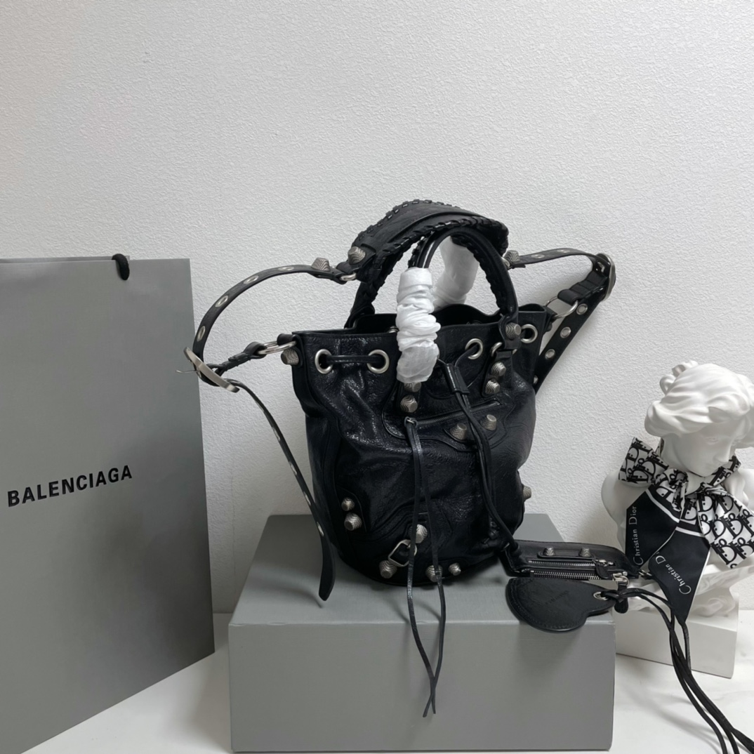 Balenciaga Classic Handcrafted Luxury Leather Shoulder Bag Ref.5C7C99C1 3