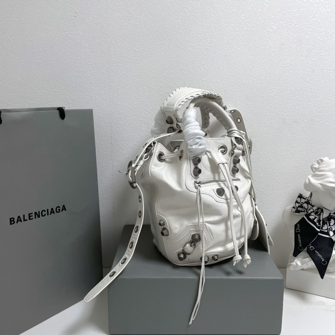 Balenciaga Classic Handcrafted Luxury Leather Shoulder Bag Ref 2