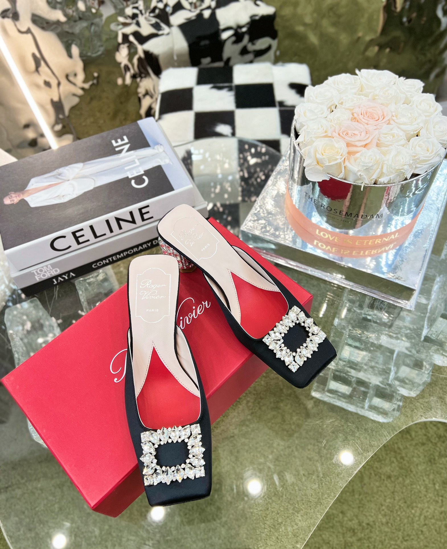 NO:616828,' | The new series of snowflake diamond buckle silk square-toe shoes are luxurious and new. Original custom silk upper with original molded custom Swarovski diamond buckle. Special soft sheepskin lining for the feet. Original molded custom Italian leather outsole. Original molded crystal electroplated pearl heel height 6.5cm. Shoe size: 35-3934 40 customized! Original counter full set of luxury packaging, single shoes, sheepskin, real silk, Leather  soles19860909' |  专柜新款雪花钻扣真丝方头单鞋系列奢华上新 鞋面原版定制真丝面配原版开模定制施华洛闪钻饰扣  内里特定柔软羊皮里垫脚 大底原版开模定制意大利真皮大底,  原版开模水晶电镀珍珠跟跟高6.5cm 鞋码:35-3934 40定做！ 原版专柜全套豪华包装,单鞋,sheepskin,real silk,Leather soles,Women's Shoes