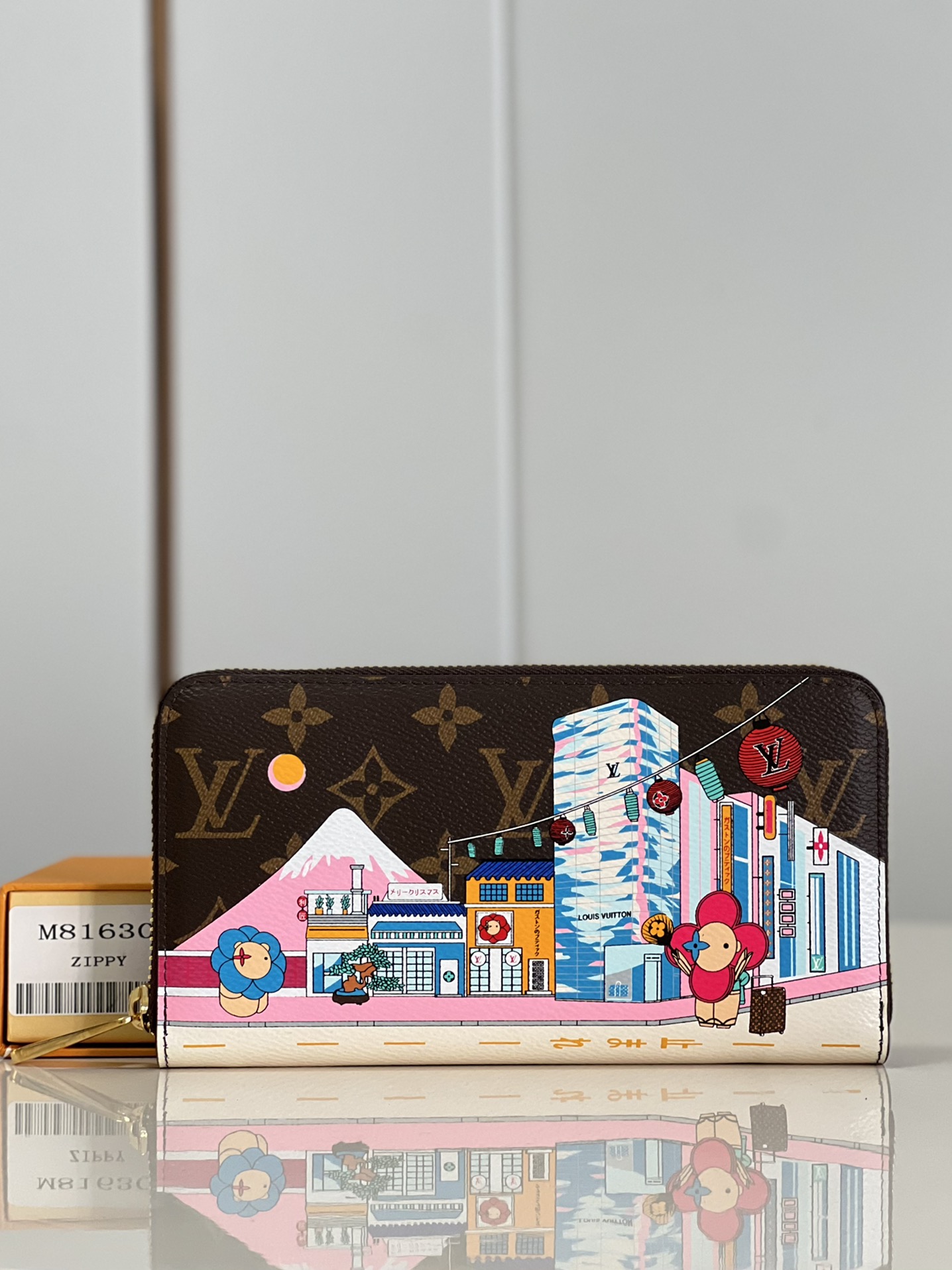 NO:399339,【Exclusive real shot M81630】Vivienne Holidays series launches a limited-edition Zippy single pull, highlighting the travel heritage of Louis Vuitton. The colorful print record mascot Vivienne visited the Soho boutique in New York and appeared with the local iconic yellow taxi. Monogram canvas is crafted in a delicate configuration, paired with zipper closure and leather lining. Dimensions 19.5 x 10.5 x 2.5cm (length x height x width) Z.300, LV [original leather], louis vuitton, louis vuitton19860909【独家实拍 M81630】Vivienne Holidays 系列推出限定款 Zippy 单拉,彰显路易威登的旅行传承.缤纷印花记录吉祥物 Vivienne 到访纽约 Soho 精品店之旅,与当地标志性黄色出租车共同出镜.Monogram 帆布塑造精巧构型,搭配拉链开合和皮革内衬.尺寸19.5 x 10.5x 2.5cm (长度 x 高 x 宽) Z.300,LV【原厂皮】,louis vuitton,louis vuitton,Bag
