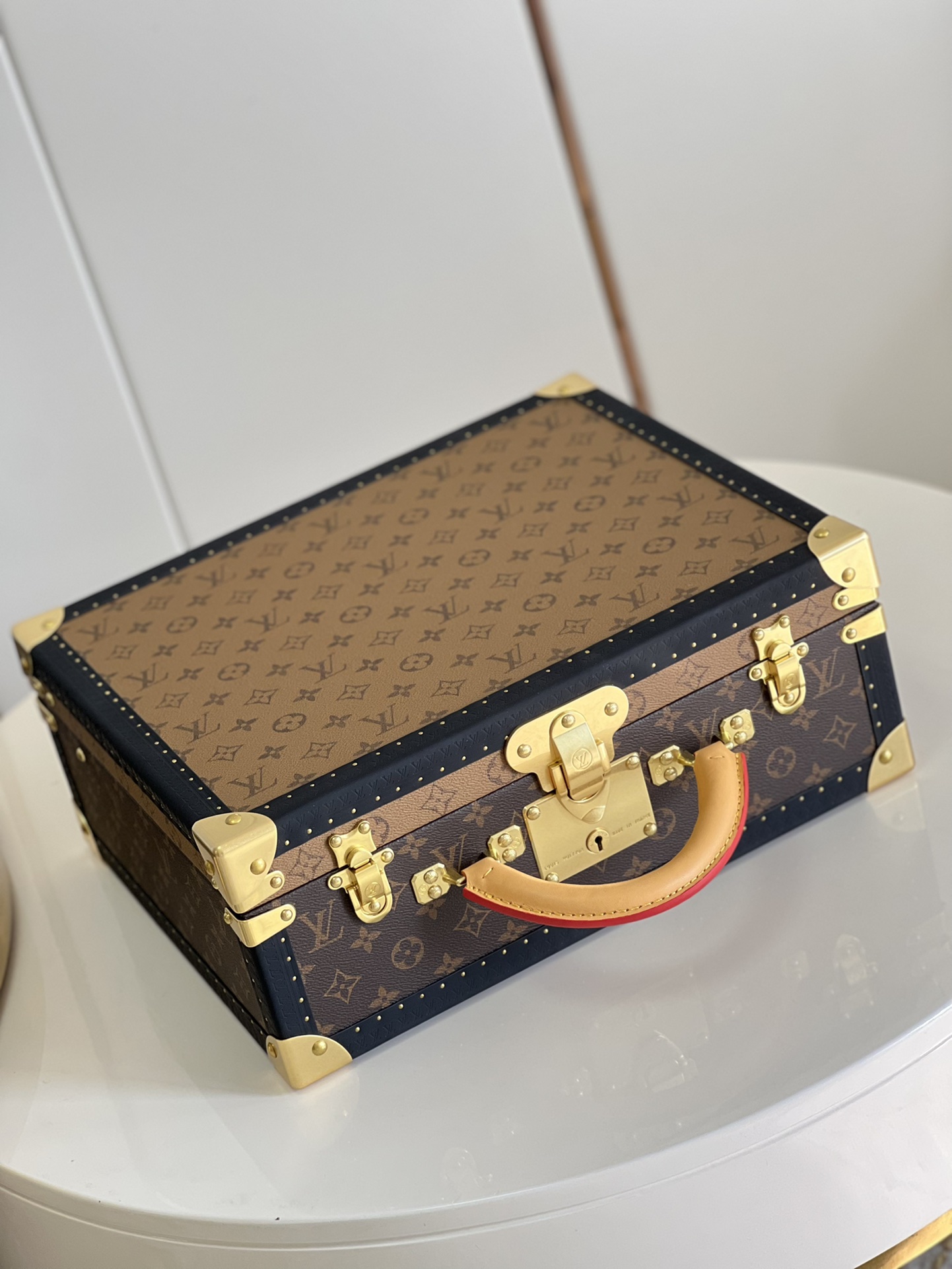 NO:269894,M4700ZX [Exclusive real photo, old-fashioned yellow flowers/40cm hard box] The first-layer faceted cowhide draws on the design of Alzer suitcase, Bisten suitcase is an integral part of Louis Vuitton's noble tradition. Size 40*33*15 (Length x Width x Height) [Multi-size customization],,louis vuitton,cowhide19860909M4700ZX【独家实拍 老花拼黄花/40cm硬箱】 头层修面牛皮 借鉴了 Alzer行李箱的设计, Bisten 行李箱是路易威登尊贵传统不可分割的一部分. 尺寸40*33*15(长 x 宽x 高）【多尺寸定制】,,louis vuitton,cowhide,luggage