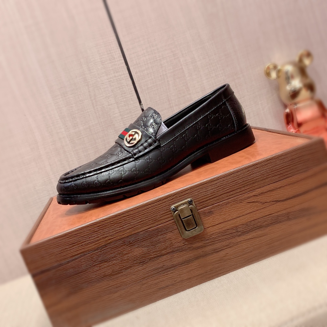 J0 皮鞋 Gucci  古奇   最新爆款休闲鞋，顶端品牌奢侈～代购，顶级～质量。玉专柜同卖产品鞋面選用进口透气牛皮材质透气羊皮内里精细做工。原版个性时尚柔软橡膠耐磨防滑大底，上脚轻巧舒适，实物拍摄實物更好看，广州码: 38-44。