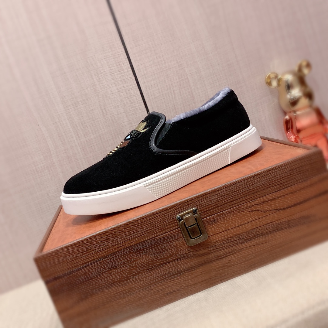 I0 绒里Fendi 芬迪  最新爆款休闲鞋,顶端品牌奢侈～代购,顶级～质量.专柜同卖产品鞋面選用进口透气磨砂皮搭配材质透气绒内里精细做工.原版个性时尚柔软橡膠耐磨防滑大底,上脚轻巧舒适,实物拍摄實物更好看,266广州码: 38-44.黑色