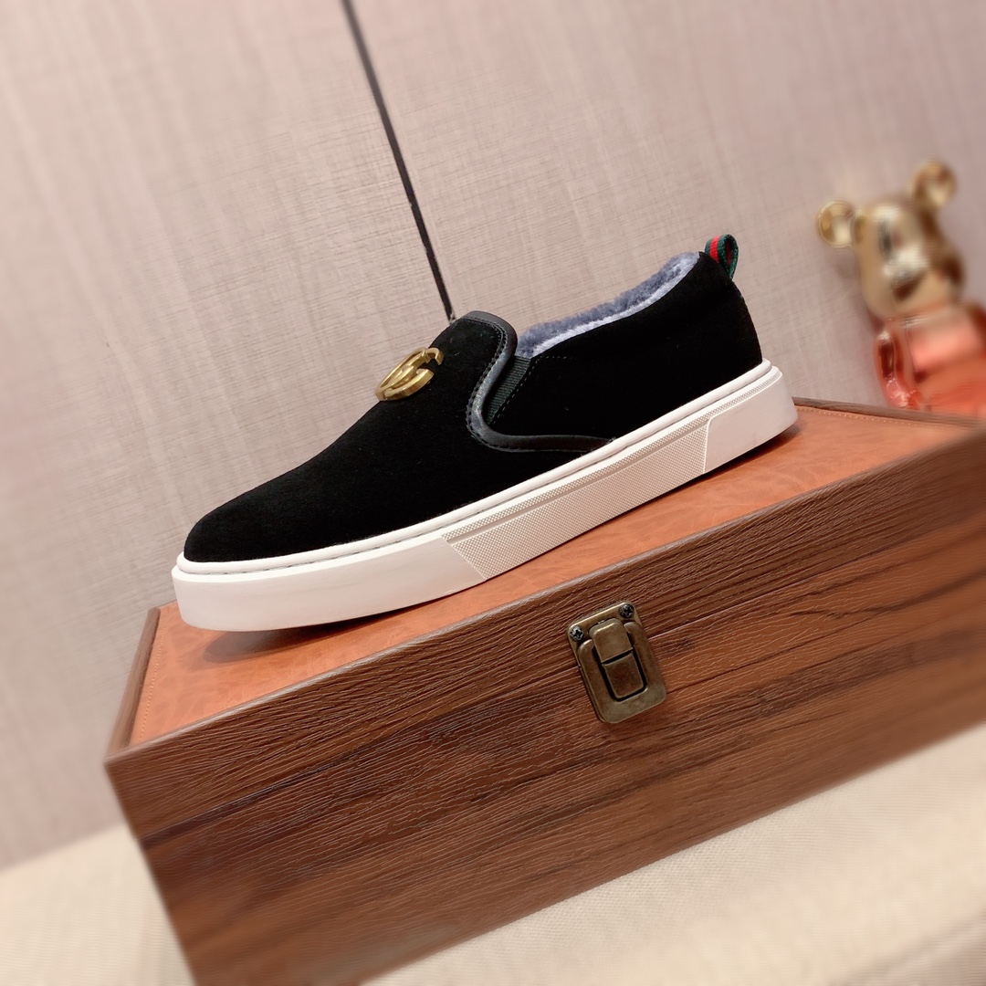 I0 绒里 Gucci  古奇   最新爆款休闲鞋，顶端品牌奢侈～代购，顶级～质量。专柜同卖产品鞋面選用进口透气磨砂皮搭配材质透气绒内里精细做工。原版个性时尚柔软橡膠耐磨防滑大底，上脚轻巧舒适，实物拍摄實物更好看，266广州码: 38-44。黑色，白色入选