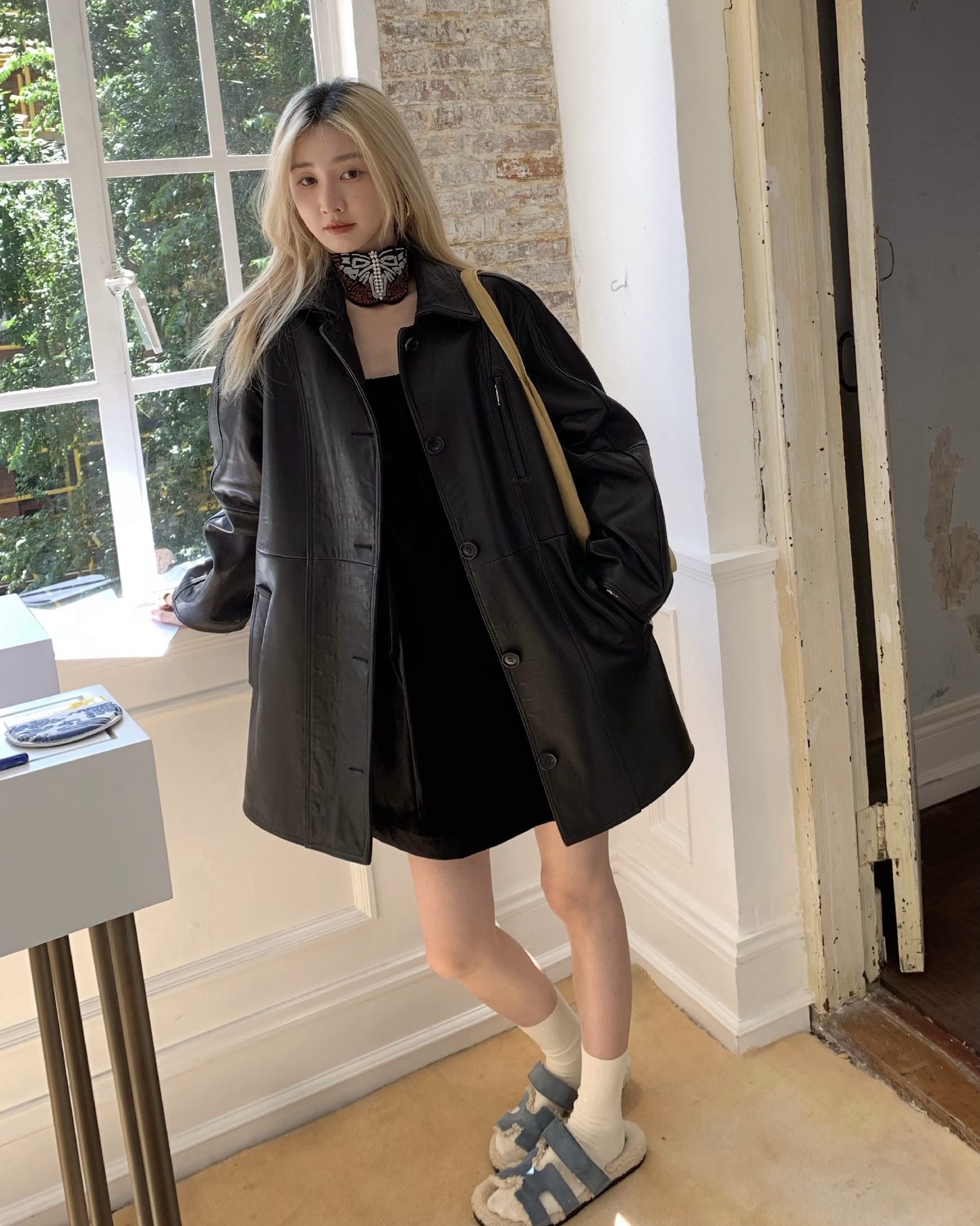 NO:535905,The most popular fur slippers in autumn and winter ~ H brand teddy bear H-type lamb fur integrated Chyre flat sole Hermes second uncle shoes, fur slippers, hermes, slippers19860909秋冬最火爆的毛拖鞋~H牌泰迪熊H型羊羔毛皮毛一体Chyre平底 爱马仕二舅鞋,毛毛鞋拖鞋,hermes,slippers,Women's Shoes