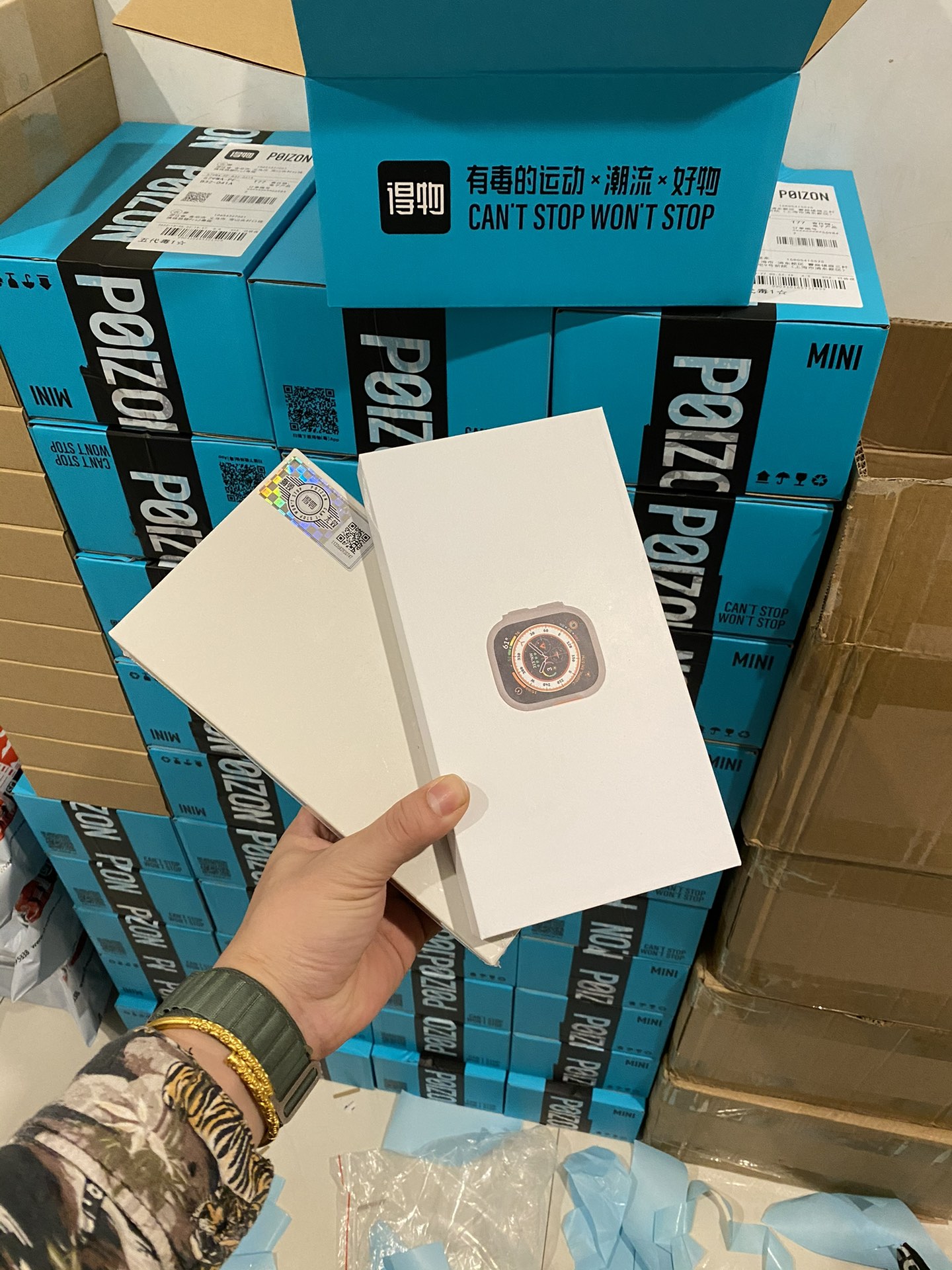 苹果Watch Ultra 手表 发货实拍 全套得物配件发货‼️