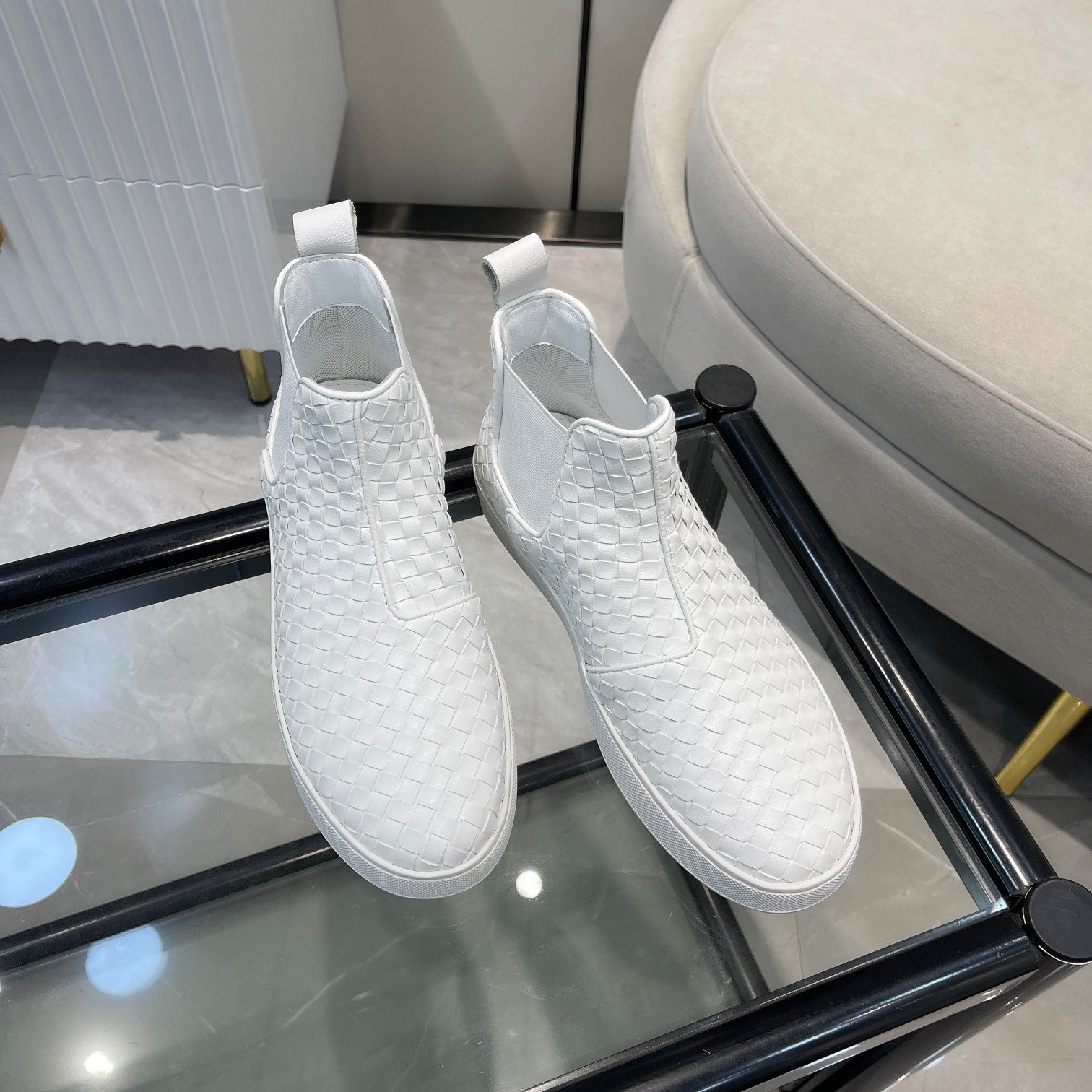 NO:589768,[BV] Top couples' short boots Size: 35-44 (38 45 orders are non-refundable) Bottega Veneta's 2025 new lace-up woven casual shoes!  Original board, molded outsole, imported cowhide surface, mesh, thickened sponge!  Knitting technology, casual and fashionable!  Original Tpu molded outsole!  Authentic packaging!  Tote bag!  Light luxury!  Generous!  ,,bottega veneta,bottega veneta,boots,cowhide19860909【BV】顶级情侣短靴Size: 35-44（38 45 订不退换） 葆蝶家 2025新款绑带编织休闲鞋！原板 开模大底 进口牛皮面 网里 加厚海绵！编织工艺 休闲时尚！原板Tpu开模大底！正品包装！手提袋！轻奢！大方！,,bottega veneta,bottega veneta,boots,cowhide,Men's shoes