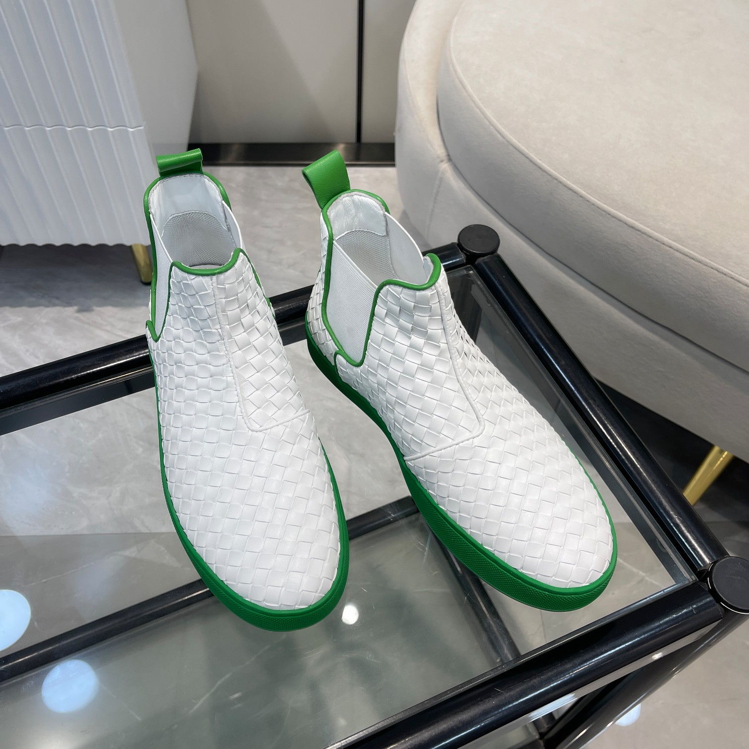 NO:589761,[BV] Top couple's short boots Size: 35-44 (38 45 orders are non-refundable) Bottega Veneta's 2025 new lace-up woven casual shoes!  Original board, molded outsole, imported cowhide surface, mesh, thickened sponge!  Knitting technology casual fashion!  Original Tpu molded outsole!  Authentic packaging!  Tote bag!  Light luxury!  Generous!  ,,bottega veneta,bottega veneta,boots,cowhide19860909【BV】顶级情侣短靴Size: 35-44（38 45 订不退换） 葆蝶家 2025 新款绑带编织休闲鞋！原板 开模大底 进口牛皮面 网里 加厚海绵！编织工艺 休闲时尚！原板Tpu开模大底！正品包装！手提袋！轻奢！大方！,,bottega veneta,bottega veneta,boots,cowhide,Men's shoes