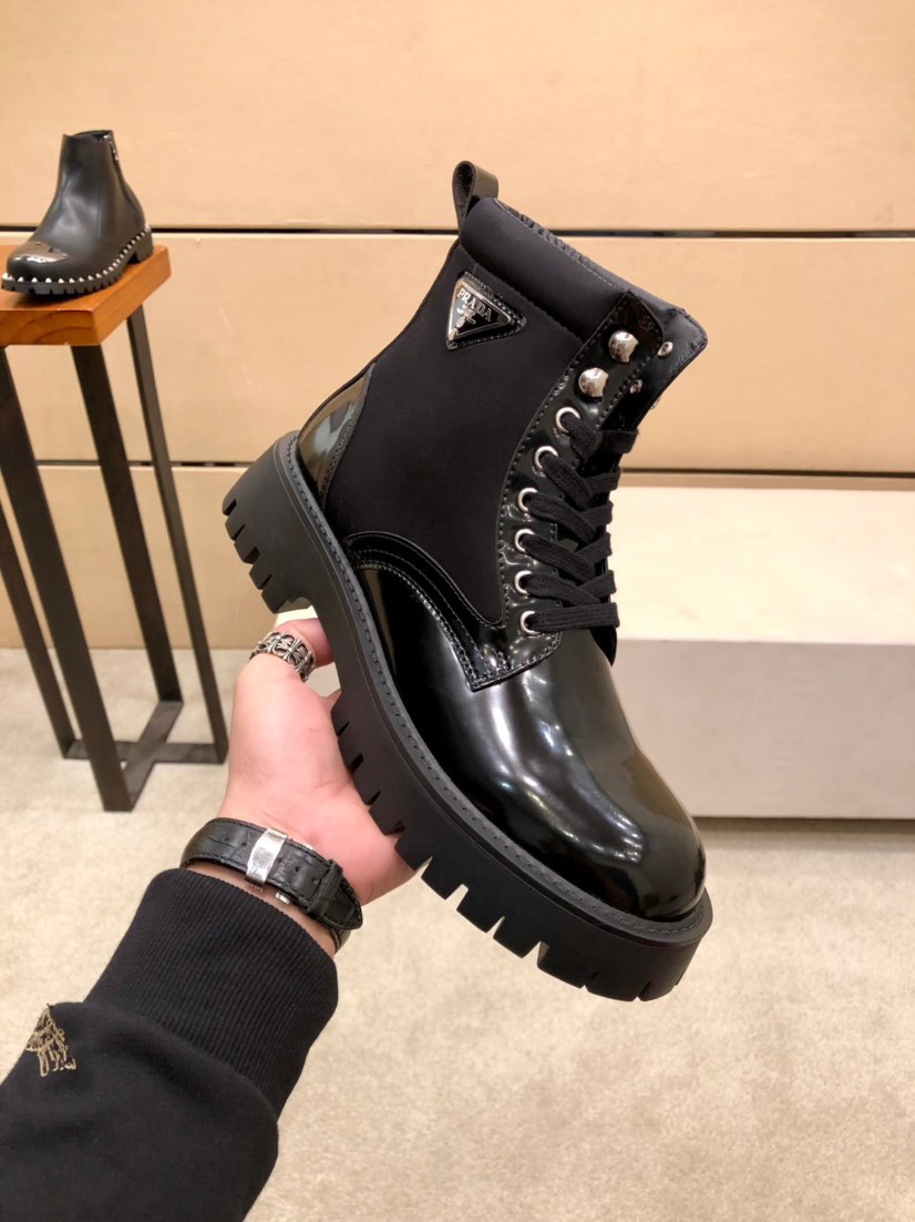 J5 .Prada 普拉达 男鞋高端品牌,上市,上图必须.顶级奢侈品牌,最新時尚休闲男鞋,潮流百搭之款,轻松运动风,鞋面开边珠牛皮+顶好羊里,加超精细做工.原版个性时尚橡膠耐磨大底,上脚轻巧舒适,码数38-44