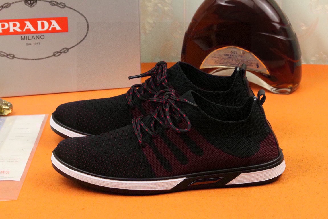 I0 高品质 Prada 普拉达  米兰展新品男鞋出炉了,官网：1制作原版,续写魅力传承,创新与致敬年轻时尚的你必须拥有活动垫脚无臭脚；进口飞织弹力布鞋面,耐磨橡胶底；适合四季穿着 ,时尚百搭.码数:38-43
