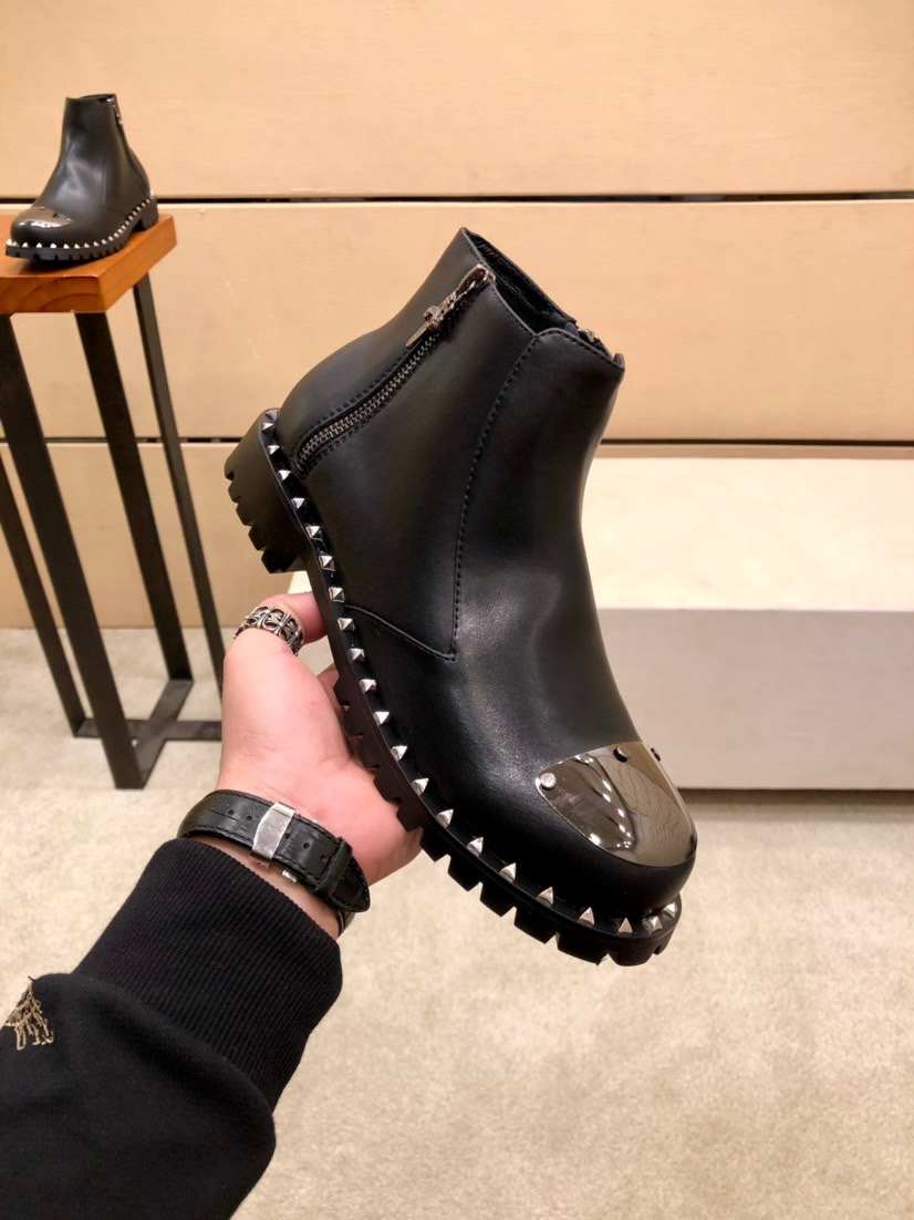 J5 . Versace 范思哲 男鞋高端品牌,上市,上图必须.顶级奢侈品牌,最新時尚休闲男鞋,潮流百搭之款,轻松运动风,鞋面牛皮+顶好羊里,加超精细做工.原版个性时尚橡膠耐磨大底,上脚轻巧舒适,码数38-44