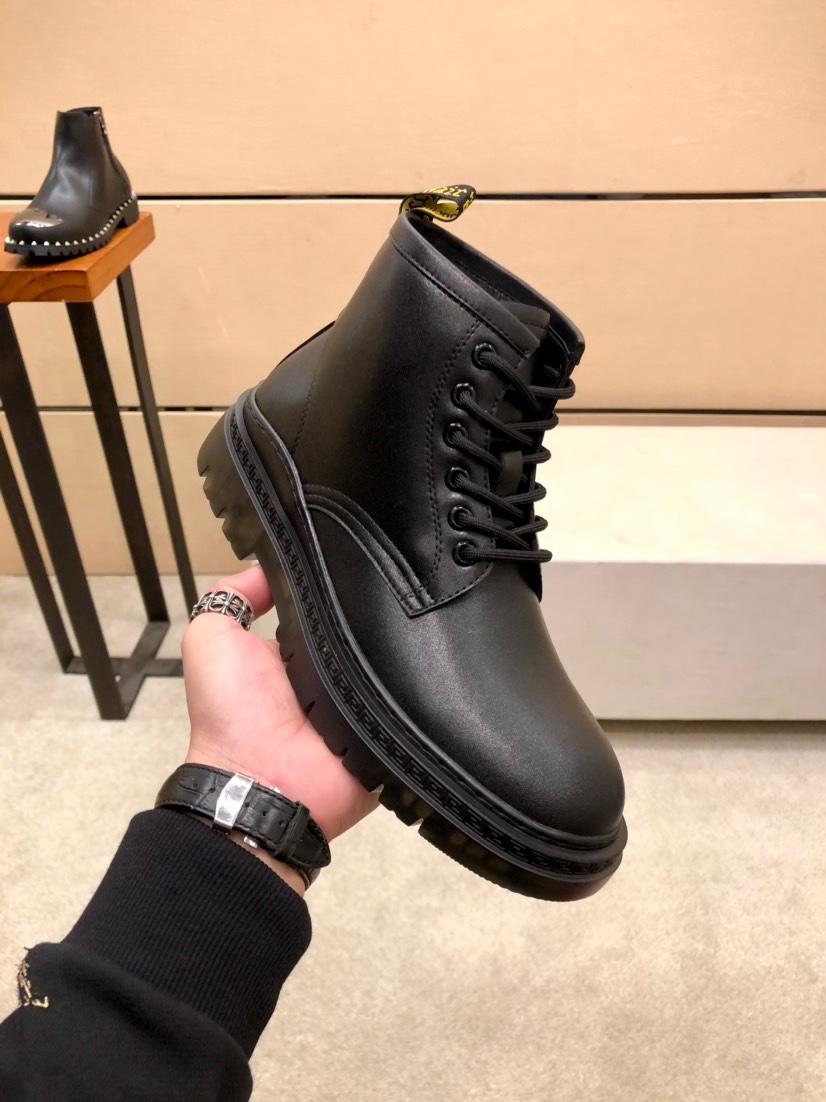 J5 .绒里 Versace 范思哲 男鞋高端品牌,上市,上图必须.顶级奢侈品牌,最新時尚休闲男鞋,潮流百搭之款,轻松运动风,鞋面牛皮+顶好羊里,加超精细做工.原版个性时尚橡膠耐磨大底,上脚轻巧舒适,码数38-44