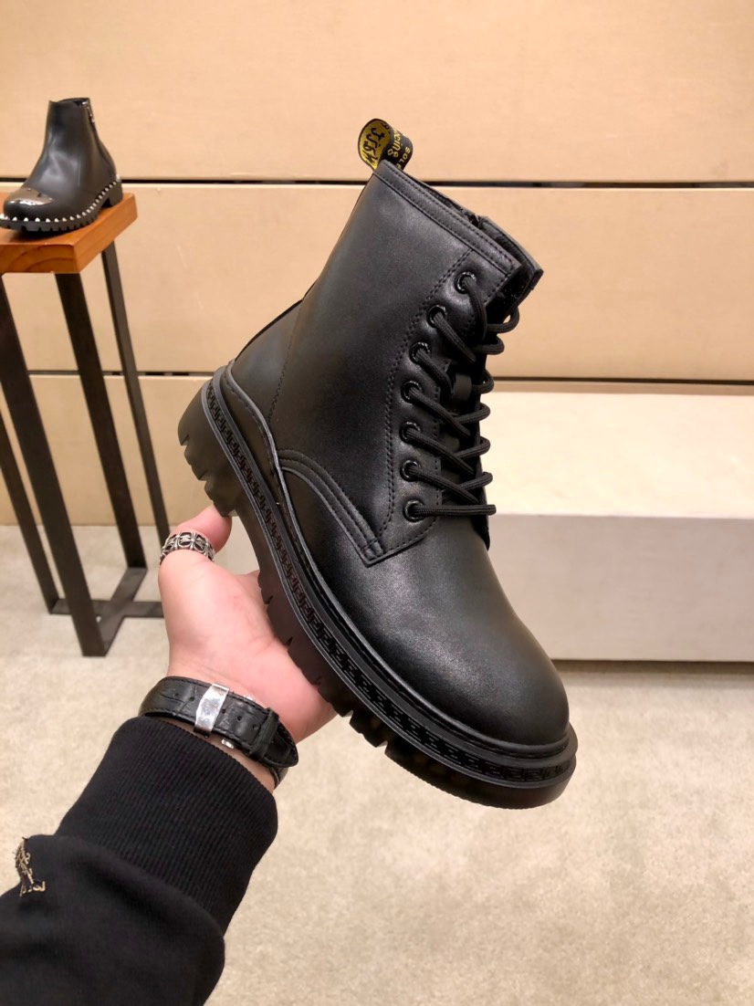 J5 . 绒里 Versace 范思哲 男鞋高端品牌,上市,上图必须.顶级奢侈品牌,最新時尚休闲男鞋,潮流百搭之款,轻松运动风,鞋面牛皮+顶好羊里,加超精细做工.原版个性时尚橡膠耐磨大底,上脚轻巧舒适,码数38-44