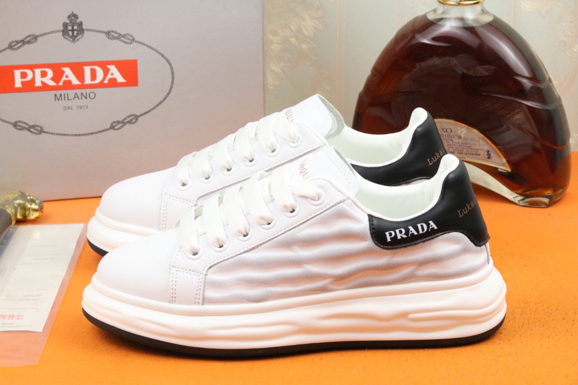 I5 高品质Prada 普拉达 上市著名奢侈品牌,专柜同步更新,意大利男鞋时尚杂志季刊封面主推款鞋面采用意大利进口牛皮,舒适羊皮内里.原版橡胶大底,上脚舒适有型. 细节无可挑剔.码数38-43