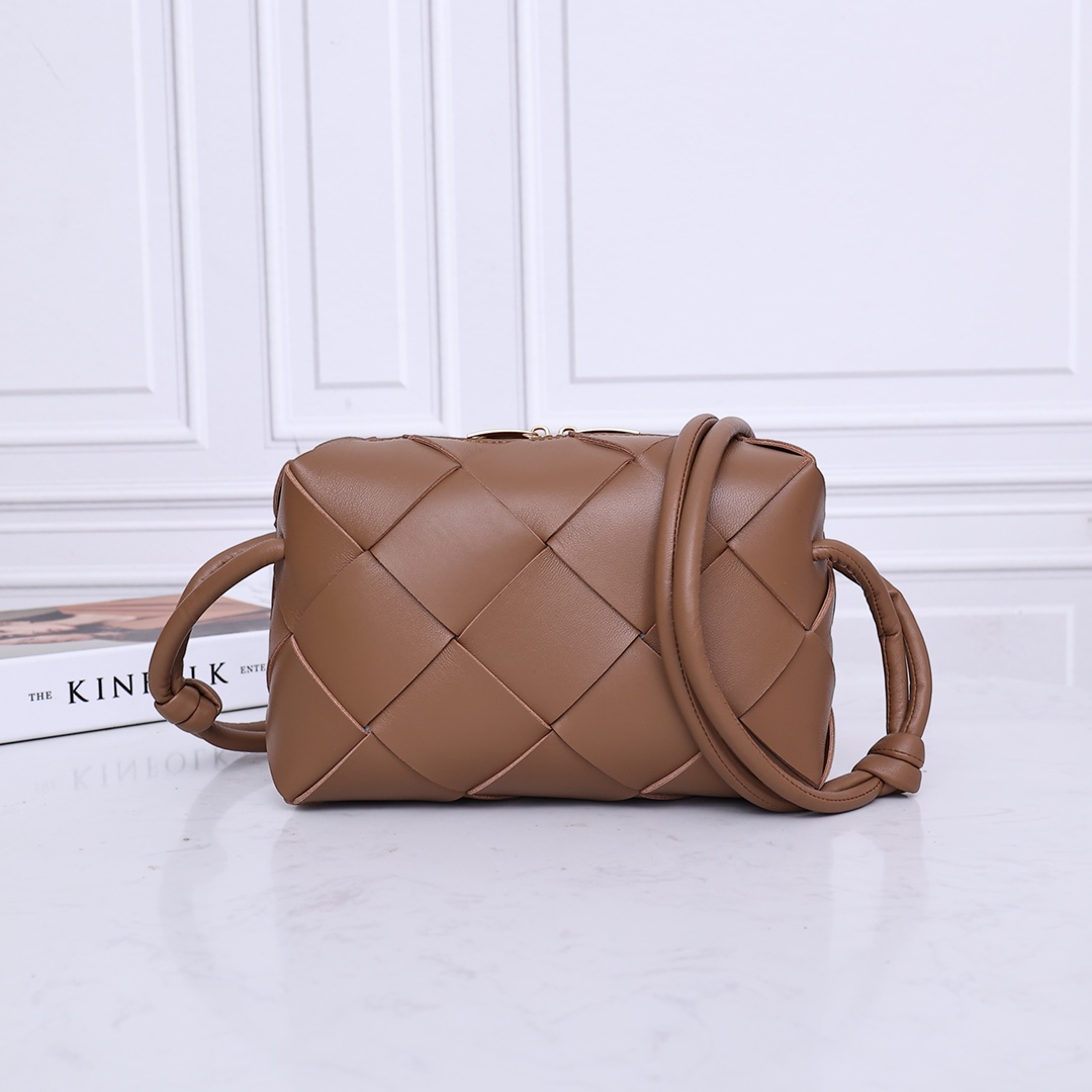 Bottega Veneta Sac bandoulière en cuir d'agneau tressé grand modèle