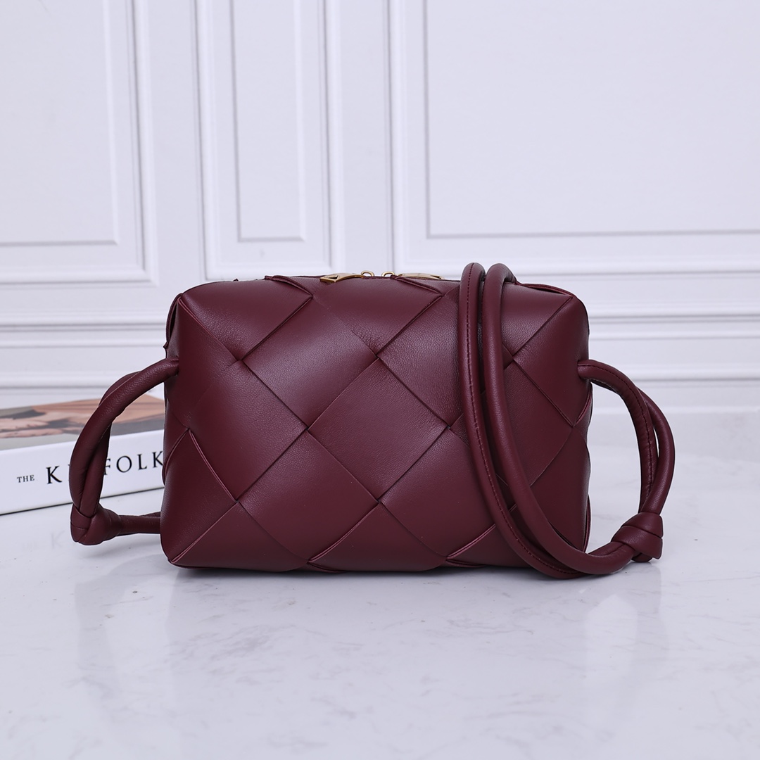 Bottega Veneta Sac bandoulière en cuir d'agneau tressé grand format bordeaux