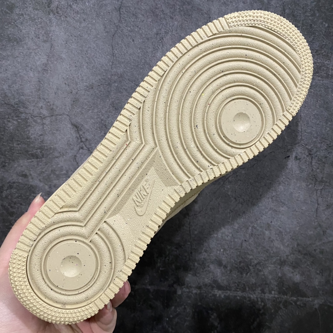 图片[9]-Top版本Billie Eilish x Nk Air Force 1\’07 Low \”Mushroom\” 碧梨联名 空军一号低帮休闲板鞋 DQ4137-200 摒弃了通常结构，并想尽办法在侧面、鞋头和鞋后端的破碎帆布板上折腾，重新构想了Bruce Kilgore的著名设计。 尺码：40 40.5 41 42 42.5 43 44 44.5 45 46 47.5-选品中心