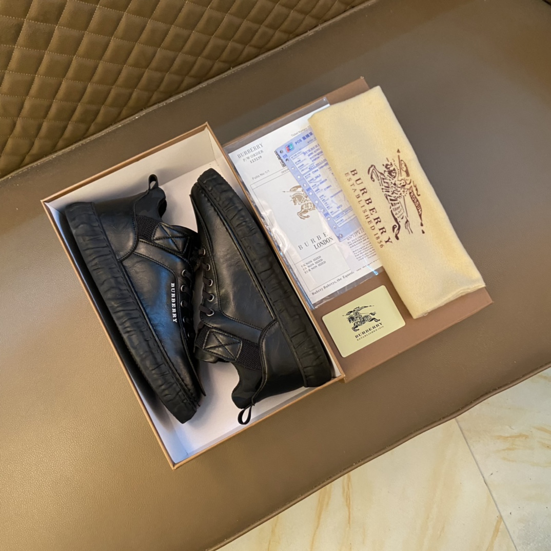 I5 Burberry 巴宝莉 经典休闲鞋2022休闲运动男鞋,懒人套脚板鞋 帆船鞋 全新米兰时装时尚的设计,完美做工,原版复刻 霸气花纹 材质：头层磨砂牛皮柔软舒适,羊皮鞋垫,适合户外青年跑步户外司机驾车鞋 套脚方便 懒人乐福首选原版橡胶耐磨大底,男鞋码数：38–44 45可定制 白色 黑色 两色 选 长期供淘宝