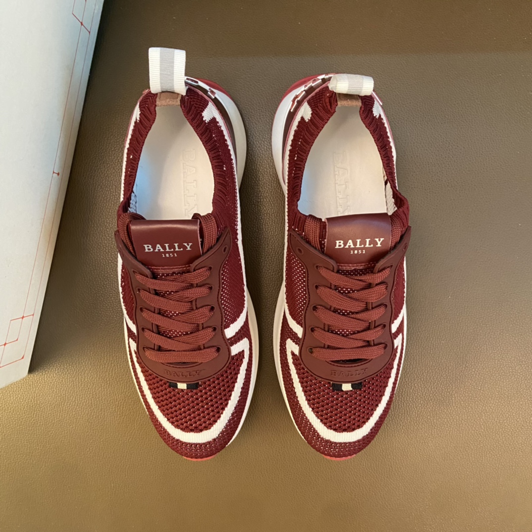 K5 2022巴利-BALLY休闲男鞋 英伦时尚 官网同步男士休闲鞋热烈上市啦鞋面彩带边 全都采用原版材质 透气羊皮内里.上脚舒适时尚百搭 ,是男士出门的必选之鞋.适合户外司机驾车 适应各种场合 男人必需品 懒人套脚乐福鞋 看上赶紧入手吧 男鞋码数：38―44码 黑色 白色红色 灰色两色 可选