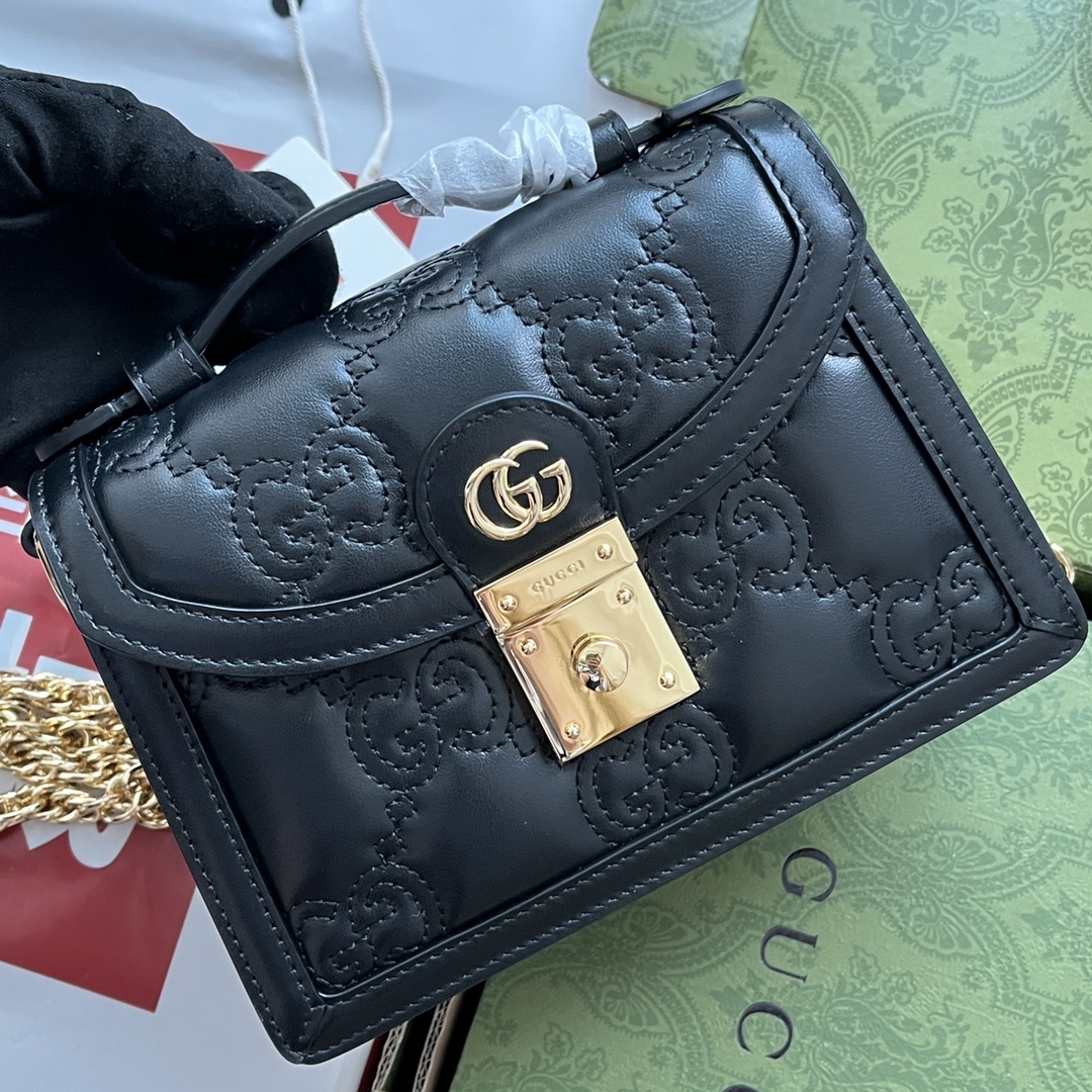 p660。📣📣📣【原厂皮配🌈(Cdfmall三亚免税店手提袋】🔥🔥 GG Matelassé皮革小号手提包，GG Matelassé皮革在每一季都通过别致的设计风格呈现在品牌创作总监的前沿设计中。质感柔软的标志性材质结合富有纹理感的几何图案，为手袋系列焕新打造时尚力作。整体设计以现代手法演绎90年代标识风尚，为这款黑色皮革手提包增添迷人魅力。黑色GG Matelassé皮革，金色调配件双G，另配有帆布肩带，提手高2.5厘米，金属链背带搭扣。
型号：724499。
尺寸：18（宽）x 13（高）x 6.5cm（深）
颜色：黑色/压花G全皮。