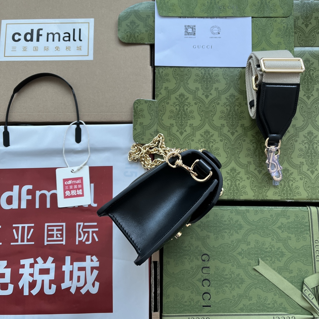 p660。📣📣📣【原厂皮配🌈(Cdfmall三亚免税店手提袋】🔥🔥 GG Matelassé皮革小号手提包，GG Matelassé皮革在每一季都通过别致的设计风格呈现在品牌创作总监的前沿设计中。质感柔软的标志性材质结合富有纹理感的几何图案，为手袋系列焕新打造时尚力作。整体设计以现代手法演绎90年代标识风尚，为这款黑色皮革手提包增添迷人魅力。黑色GG Matelassé皮革，金色调配件双G，另配有帆布肩带，提手高2.5厘米，金属链背带搭扣。
型号：724499。
尺寸：18（宽）x 13（高）x 6.5cm（深）
颜色：黑色/压花G全皮。