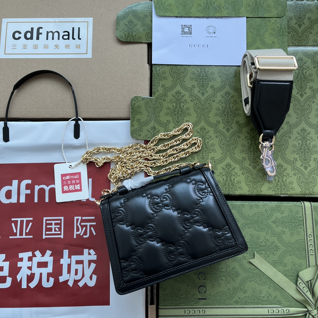 p660。📣📣📣【原厂皮配🌈(Cdfmall三亚免税店手提袋】🔥🔥 GG Matelassé皮革小号手提包，GG Matelassé皮革在每一季都通过别致的设计风格呈现在品牌创作总监的前沿设计中。质感柔软的标志性材质结合富有纹理感的几何图案，为手袋系列焕新打造时尚力作。整体设计以现代手法演绎90年代标识风尚，为这款黑色皮革手提包增添迷人魅力。黑色GG Matelassé皮革，金色调配件双G，另配有帆布肩带，提手高2.5厘米，金属链背带搭扣。
型号：724499。
尺寸：18（宽）x 13（高）x 6.5cm（深）
颜色：黑色/压花G全皮。