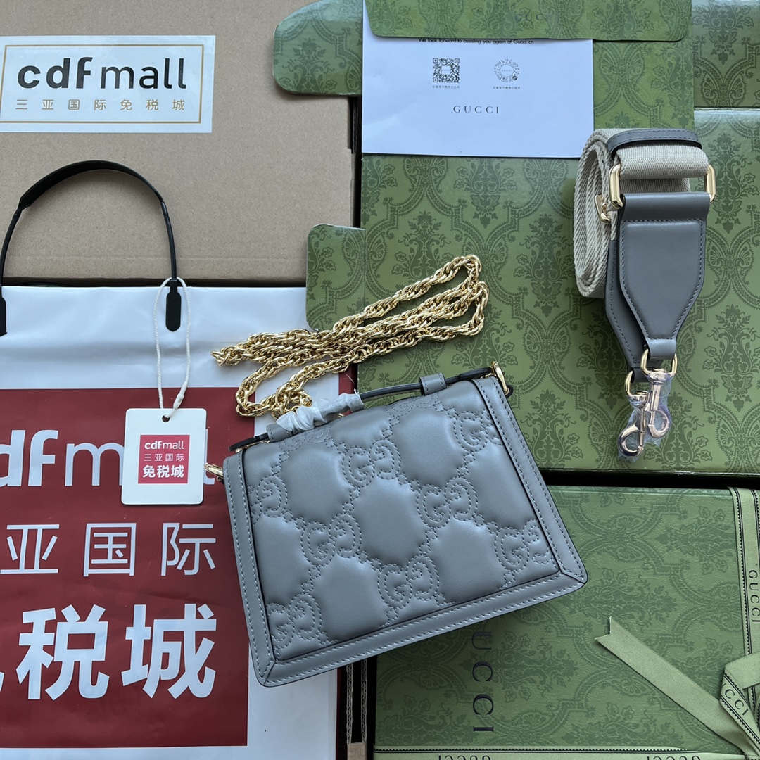 p660。📣📣📣【原厂皮配🌈(Cdfmall三亚免税店手提袋】🔥🔥 GG Matelassé皮革小号手提包,GG Matelassé皮革在每一季都通过别致的设计风格呈现在品牌创作总监的前沿设计中。质感柔软的标志性材质结合富有纹理感的几何图案,为手袋系列焕新打造时尚力作。整体设计以现代手法演绎90年代标识风尚,为这款黑色皮革手提包增添迷人魅力。黑色GG Matelassé皮革,金色调配件双G,另配有帆布肩带,提手高2.5厘米,金属链背带搭扣。
型号:724499。
尺寸:18(宽)x 13(高)x 6.5cm(深)
颜色:灰色/压花G全皮。
