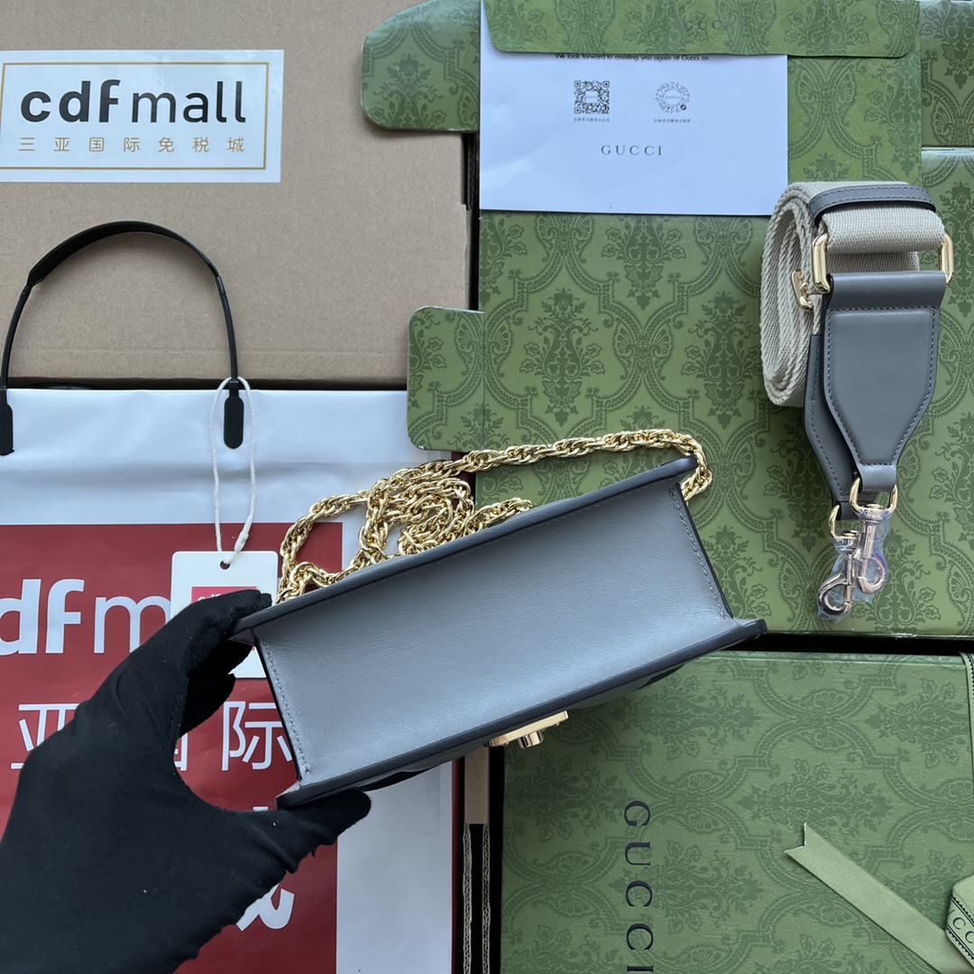 p660。📣📣📣【原厂皮配🌈(Cdfmall三亚免税店手提袋】🔥🔥 GG Matelassé皮革小号手提包,GG Matelassé皮革在每一季都通过别致的设计风格呈现在品牌创作总监的前沿设计中。质感柔软的标志性材质结合富有纹理感的几何图案,为手袋系列焕新打造时尚力作。整体设计以现代手法演绎90年代标识风尚,为这款黑色皮革手提包增添迷人魅力。黑色GG Matelassé皮革,金色调配件双G,另配有帆布肩带,提手高2.5厘米,金属链背带搭扣。
型号:724499。
尺寸:18(宽)x 13(高)x 6.5cm(深)
颜色:灰色/压花G全皮。