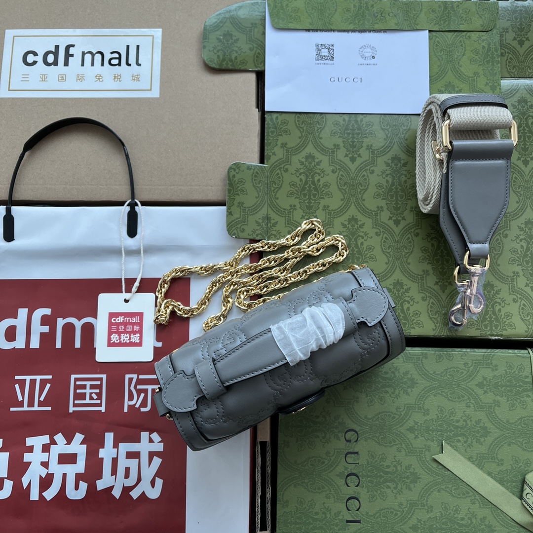 p660。📣📣📣【原厂皮配🌈(Cdfmall三亚免税店手提袋】🔥🔥 GG Matelassé皮革小号手提包,GG Matelassé皮革在每一季都通过别致的设计风格呈现在品牌创作总监的前沿设计中。质感柔软的标志性材质结合富有纹理感的几何图案,为手袋系列焕新打造时尚力作。整体设计以现代手法演绎90年代标识风尚,为这款黑色皮革手提包增添迷人魅力。黑色GG Matelassé皮革,金色调配件双G,另配有帆布肩带,提手高2.5厘米,金属链背带搭扣。
型号:724499。
尺寸:18(宽)x 13(高)x 6.5cm(深)
颜色:灰色/压花G全皮。