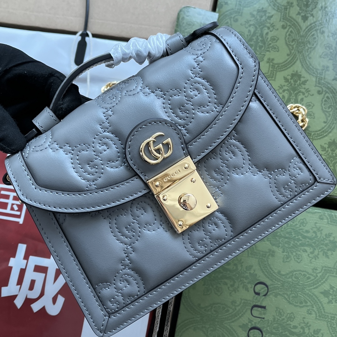 p660。📣📣📣【原厂皮配🌈(Cdfmall三亚免税店手提袋】🔥🔥 GG Matelassé皮革小号手提包,GG Matelassé皮革在每一季都通过别致的设计风格呈现在品牌创作总监的前沿设计中。质感柔软的标志性材质结合富有纹理感的几何图案,为手袋系列焕新打造时尚力作。整体设计以现代手法演绎90年代标识风尚,为这款黑色皮革手提包增添迷人魅力。黑色GG Matelassé皮革,金色调配件双G,另配有帆布肩带,提手高2.5厘米,金属链背带搭扣。
型号:724499。
尺寸:18(宽)x 13(高)x 6.5cm(深)
颜色:灰色/压花G全皮。