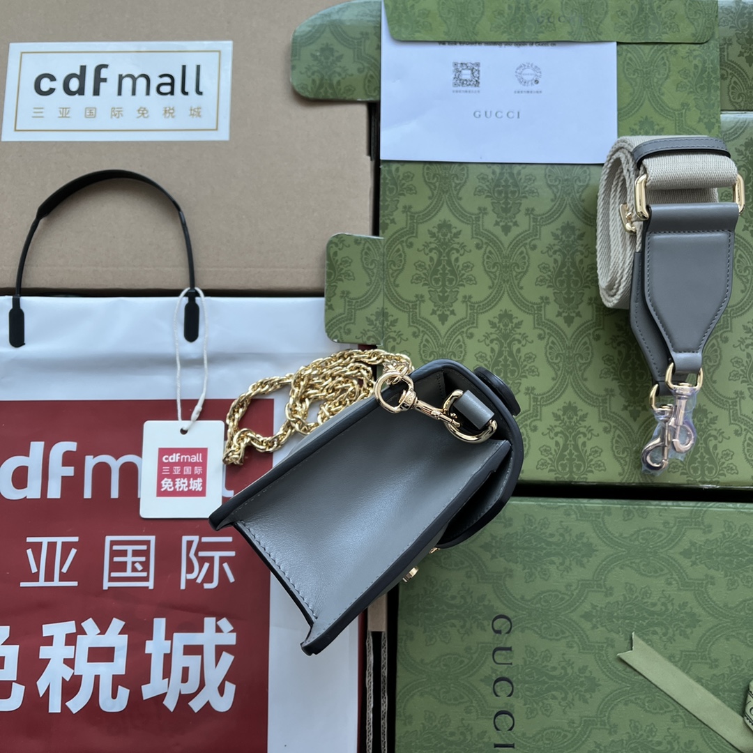 p660。📣📣📣【原厂皮配🌈(Cdfmall三亚免税店手提袋】🔥🔥 GG Matelassé皮革小号手提包,GG Matelassé皮革在每一季都通过别致的设计风格呈现在品牌创作总监的前沿设计中。质感柔软的标志性材质结合富有纹理感的几何图案,为手袋系列焕新打造时尚力作。整体设计以现代手法演绎90年代标识风尚,为这款黑色皮革手提包增添迷人魅力。黑色GG Matelassé皮革,金色调配件双G,另配有帆布肩带,提手高2.5厘米,金属链背带搭扣。
型号:724499。
尺寸:18(宽)x 13(高)x 6.5cm(深)
颜色:灰色/压花G全皮。
