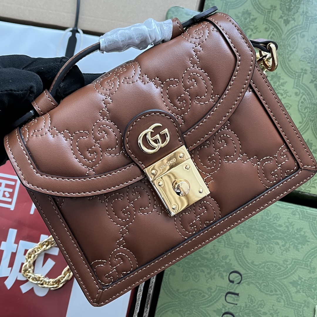 p660。📣📣📣【原厂皮配🌈(Cdfmall三亚免税店手提袋】🔥🔥 GG Matelassé皮革小号手提包，GG Matelassé皮革在每一季都通过别致的设计风格呈现在品牌创作总监的前沿设计中。质感柔软的标志性材质结合富有纹理感的几何图案，为手袋系列焕新打造时尚力作。整体设计以现代手法演绎90年代标识风尚，为这款黑色皮革手提包增添迷人魅力。黑色GG Matelassé皮革，金色调配件双G，另配有帆布肩带，提手高2.5厘米，金属链背带搭扣。
型号：724499。
尺寸：18（宽）x 13（高）x 6.5cm（深）
颜色：棕色/压花G全皮。