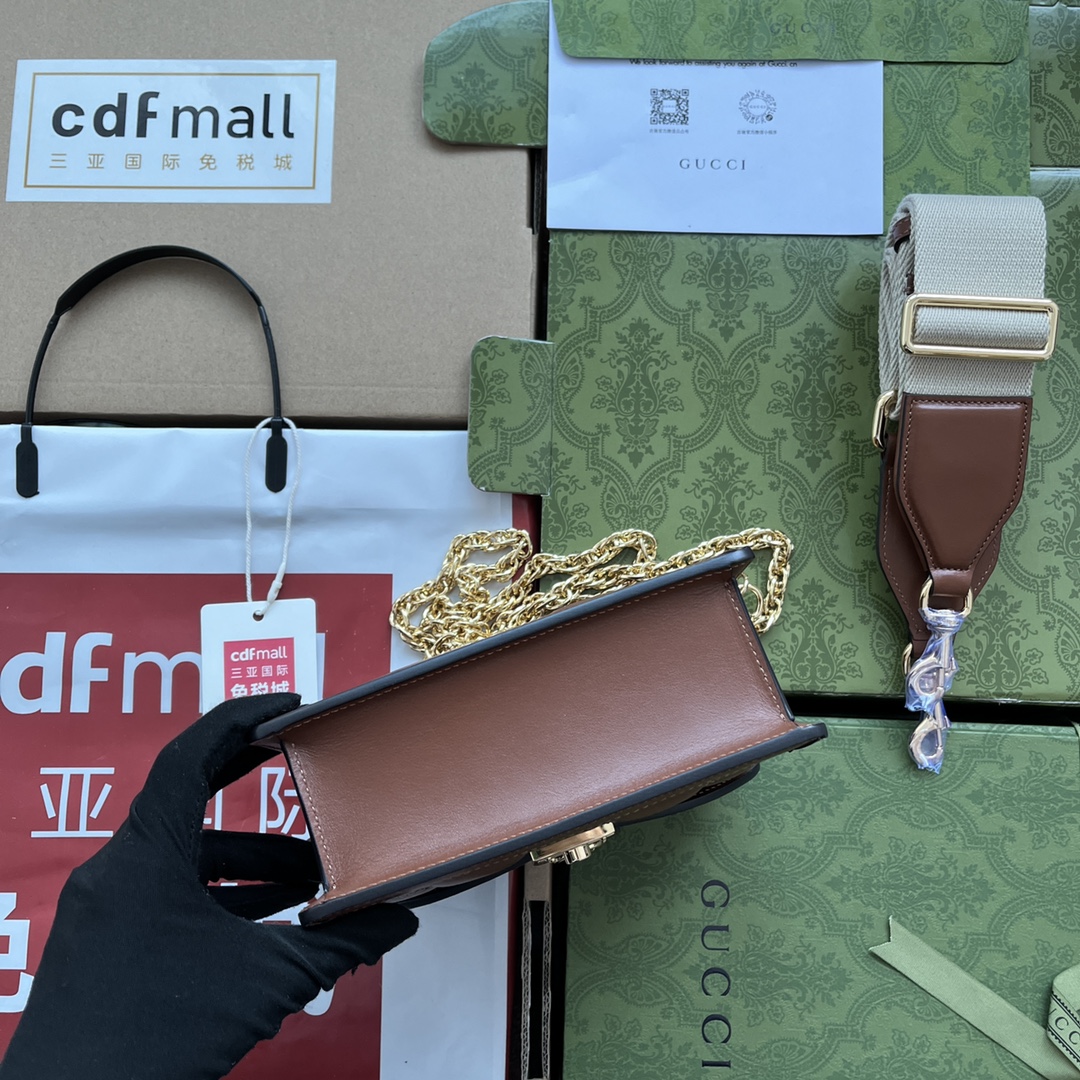 p660。📣📣📣【原厂皮配🌈(Cdfmall三亚免税店手提袋】🔥🔥 GG Matelassé皮革小号手提包，GG Matelassé皮革在每一季都通过别致的设计风格呈现在品牌创作总监的前沿设计中。质感柔软的标志性材质结合富有纹理感的几何图案，为手袋系列焕新打造时尚力作。整体设计以现代手法演绎90年代标识风尚，为这款黑色皮革手提包增添迷人魅力。黑色GG Matelassé皮革，金色调配件双G，另配有帆布肩带，提手高2.5厘米，金属链背带搭扣。
型号：724499。
尺寸：18（宽）x 13（高）x 6.5cm（深）
颜色：棕色/压花G全皮。