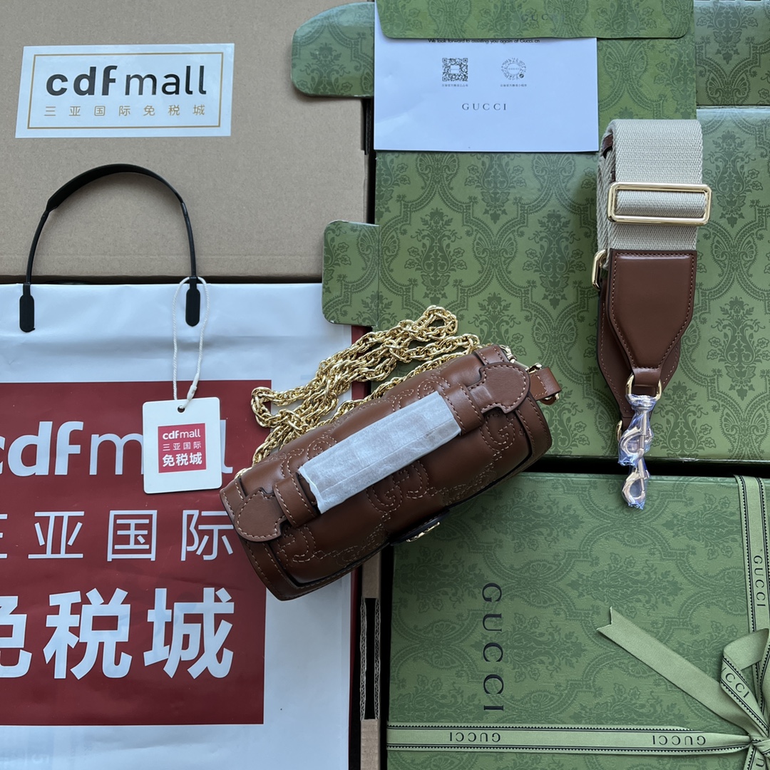 p660。📣📣📣【原厂皮配🌈(Cdfmall三亚免税店手提袋】🔥🔥 GG Matelassé皮革小号手提包，GG Matelassé皮革在每一季都通过别致的设计风格呈现在品牌创作总监的前沿设计中。质感柔软的标志性材质结合富有纹理感的几何图案，为手袋系列焕新打造时尚力作。整体设计以现代手法演绎90年代标识风尚，为这款黑色皮革手提包增添迷人魅力。黑色GG Matelassé皮革，金色调配件双G，另配有帆布肩带，提手高2.5厘米，金属链背带搭扣。
型号：724499。
尺寸：18（宽）x 13（高）x 6.5cm（深）
颜色：棕色/压花G全皮。
