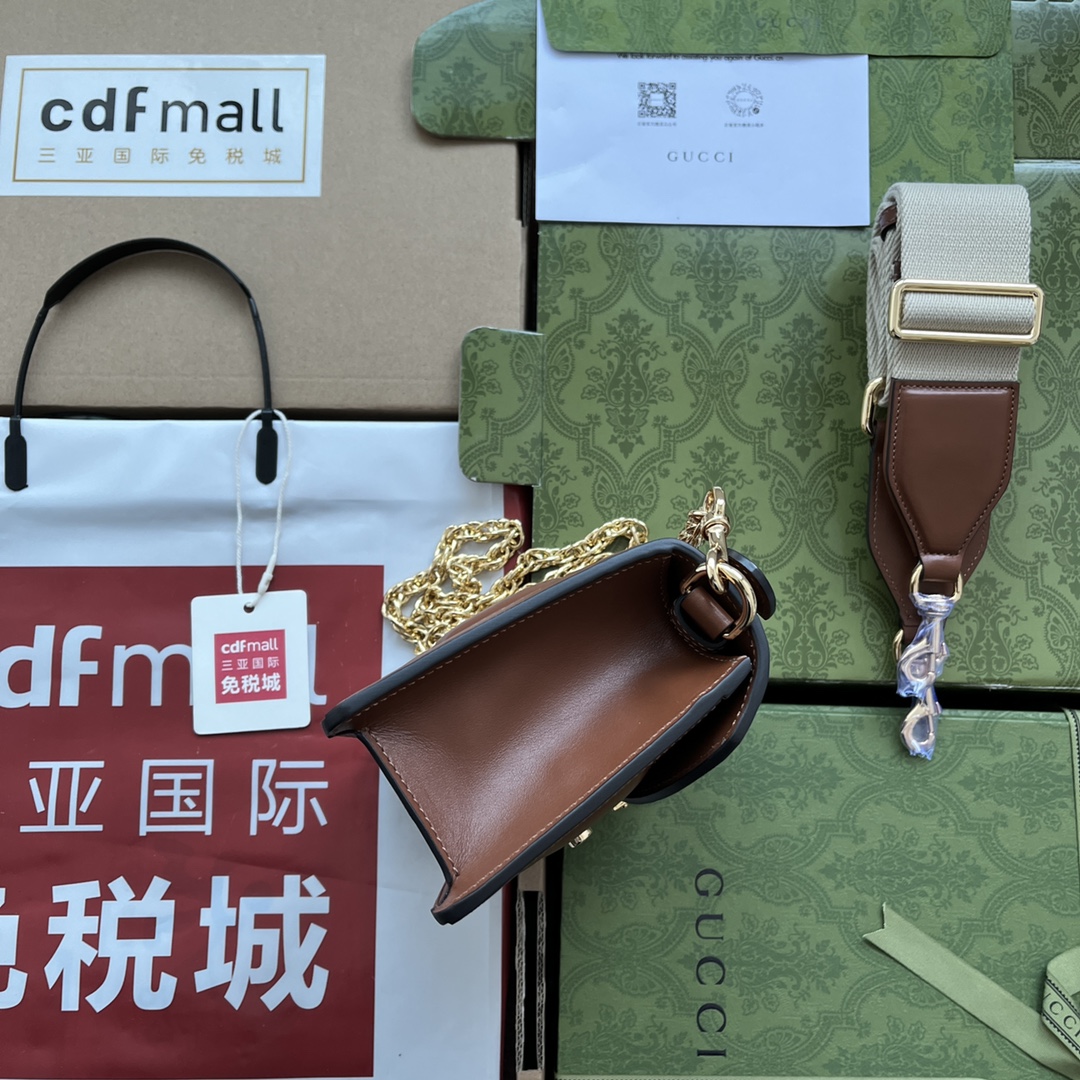 p660。📣📣📣【原厂皮配🌈(Cdfmall三亚免税店手提袋】🔥🔥 GG Matelassé皮革小号手提包，GG Matelassé皮革在每一季都通过别致的设计风格呈现在品牌创作总监的前沿设计中。质感柔软的标志性材质结合富有纹理感的几何图案，为手袋系列焕新打造时尚力作。整体设计以现代手法演绎90年代标识风尚，为这款黑色皮革手提包增添迷人魅力。黑色GG Matelassé皮革，金色调配件双G，另配有帆布肩带，提手高2.5厘米，金属链背带搭扣。
型号：724499。
尺寸：18（宽）x 13（高）x 6.5cm（深）
颜色：棕色/压花G全皮。