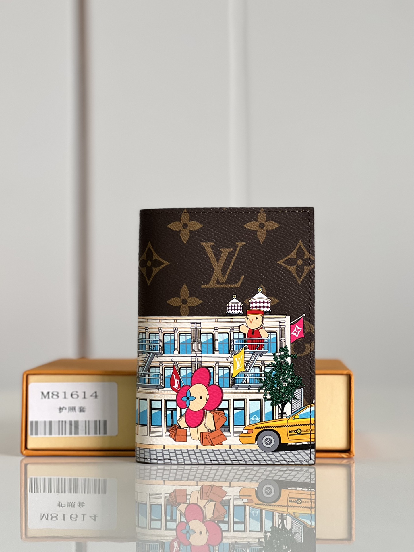 NO:399340,【Exclusive real photo Model M81614 Yellow】Vivienne Holidays series passport cover praises Louis Vuitton's travel spirit. Limited print capture mascot Vivienne The moment he arrives at the Vendome Square boutique, it passes through the historic Vendome column. Monogram canvas combined with leather lining, can be used as a collection or gift option. Size 10 x 14 x 2.5 cm (length x height x width) Z.,LV [original leather],louis vuitton,louis vuitton19860909【独家实拍 型号M81614黄】Vivienne Holidays 系列护照套赞颂路易威登的旅行精神.限定印花捕捉吉祥物 Vivienne 到达旺多姆广场精品店的一刻,途经历史悠久的旺多姆圆柱.Monogram 帆布结合皮革内衬,可作收藏或赠礼佳选 尺寸10 x 14 x 2.5 cm (长度 x 高 x 宽) Z.,LV【原厂皮】,louis vuitton,louis vuitton,Bag