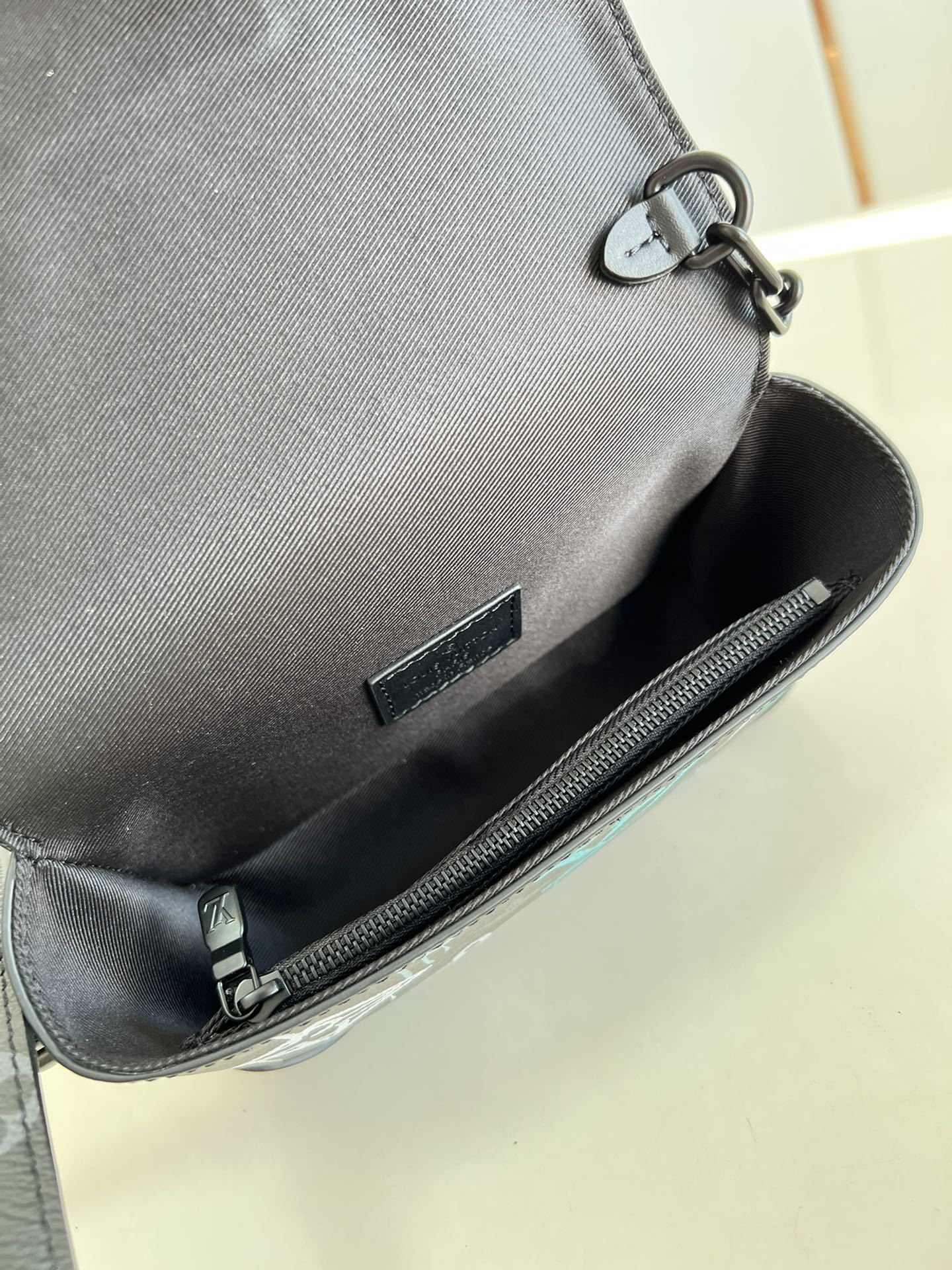 顶级原单M81852本款Steamer迷你手袋于帆布表面重绘Monogram图案宣示涂鸦艺术的自由气息链